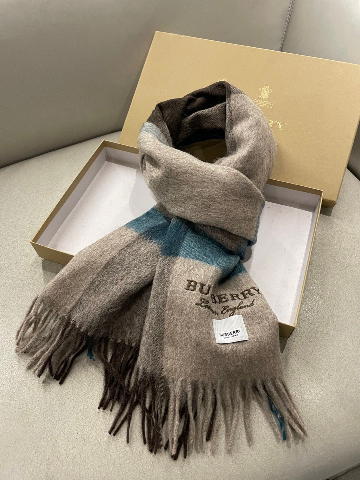 巴宝莉 高品质进口羊绒字母logo刺绣围巾 惊爆上架 海外专柜最新男士女士情侣 羊绒围巾 国内专柜都没上