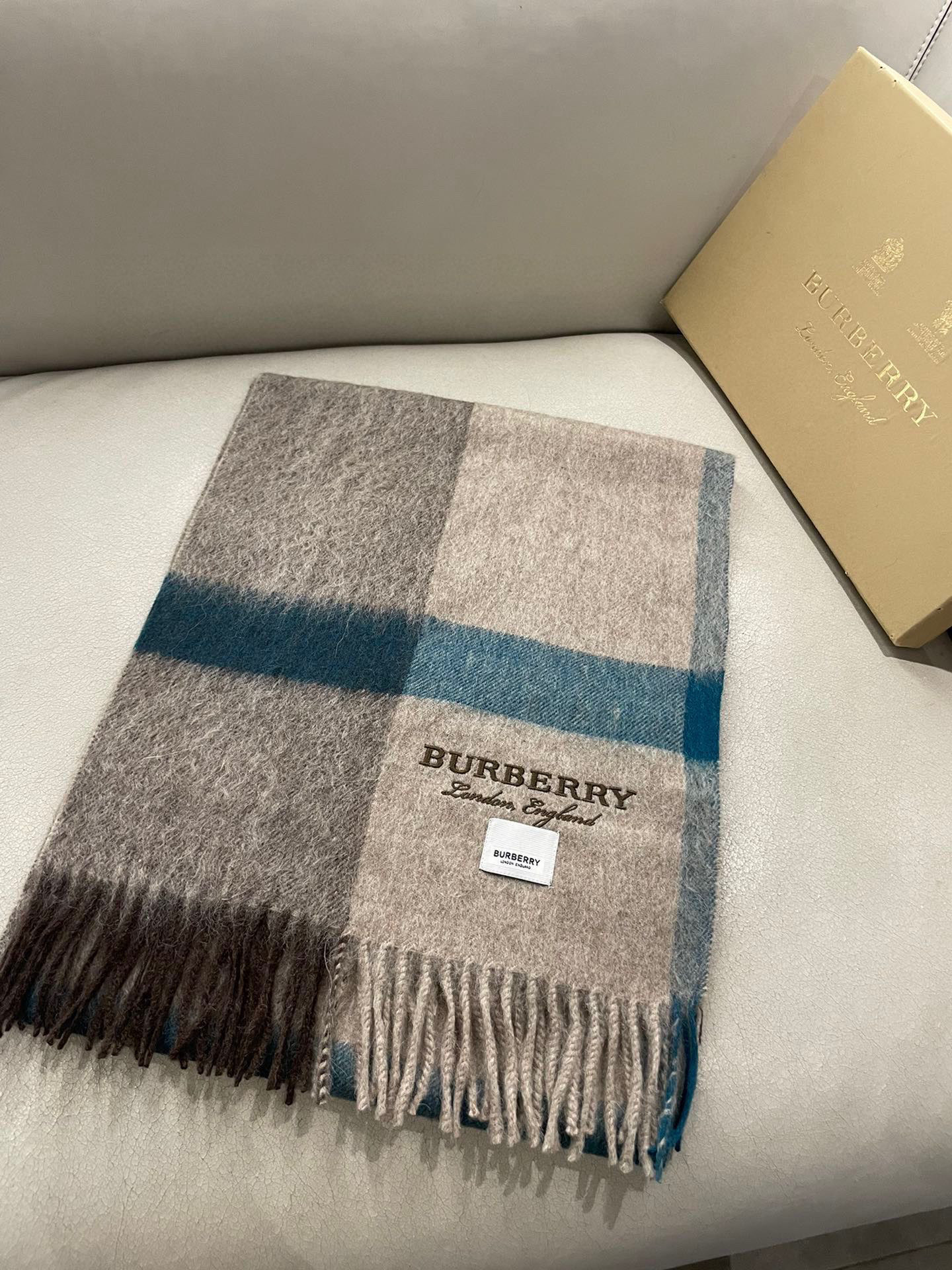 巴宝莉 高品质进口羊绒字母logo刺绣围巾 惊爆上架 海外专柜最新男士女士情侣 羊绒围巾 国内专柜都没上