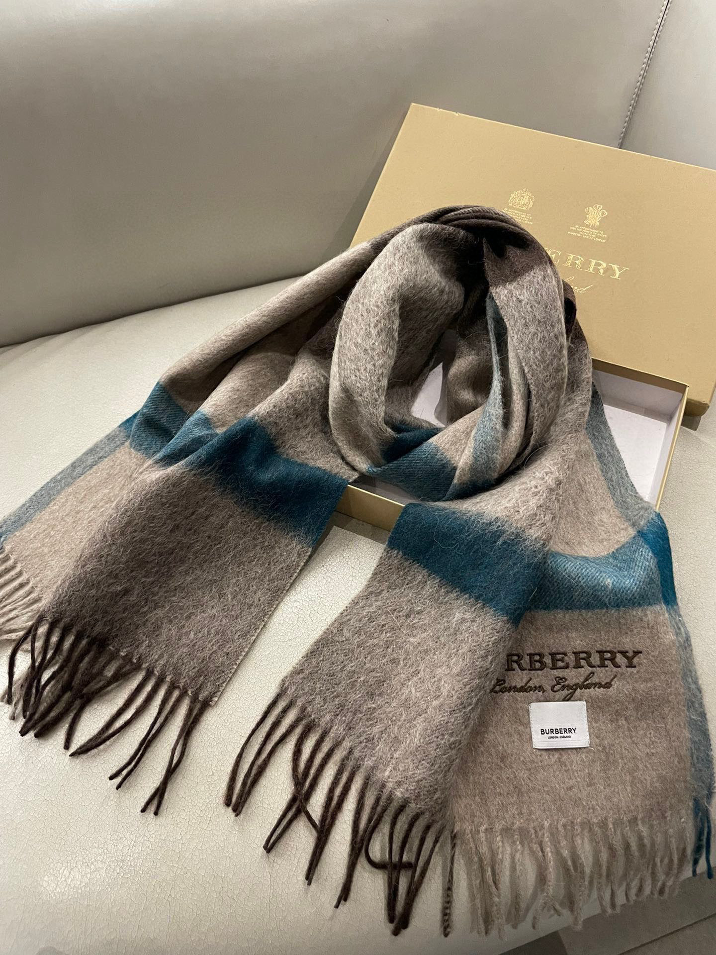 巴宝莉 高品质进口羊绒字母logo刺绣围巾 惊爆上架 海外专柜最新男士女士情侣 羊绒围巾 国内专柜都没上