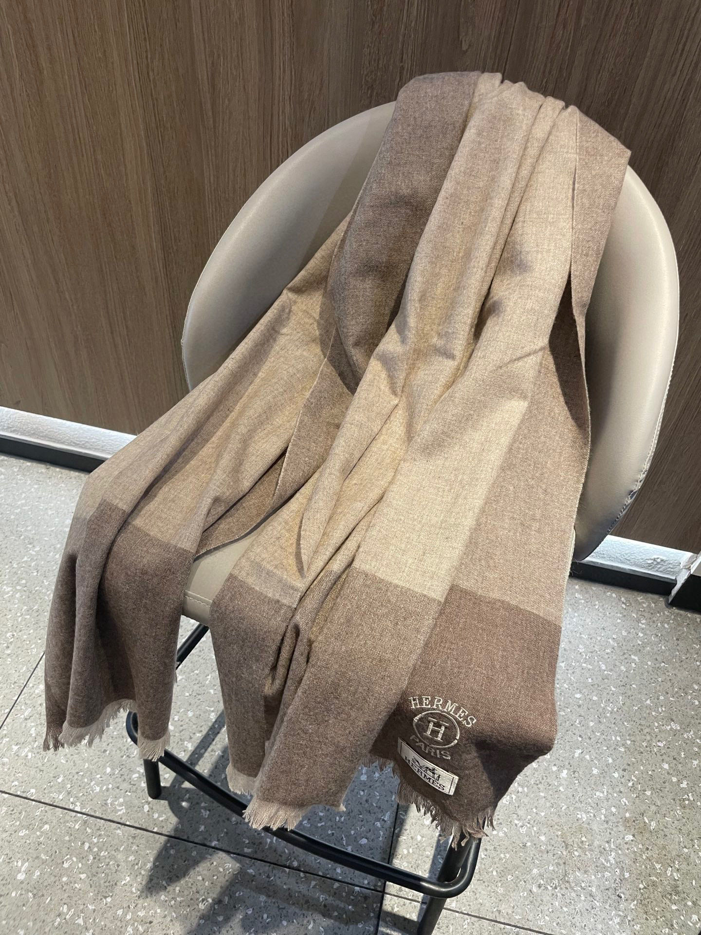 爱马仕男女同款披肩✨羊绒经典格纹👐围巾♨️高尖端产物⚠️，经典logo刺绣，时尚大牌的顶尖设计款💕拿到手