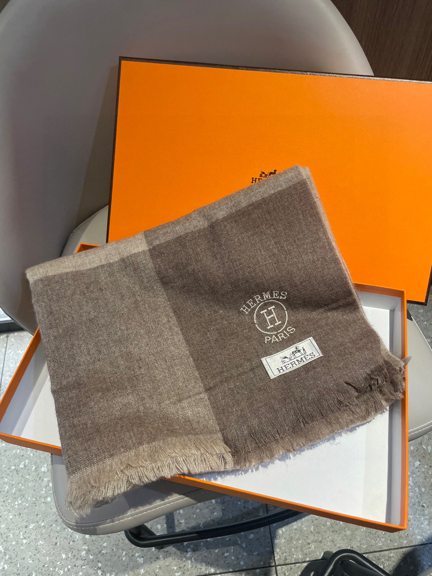 爱马仕男女同款披肩✨羊绒经典格纹👐围巾♨️高尖端产物⚠️，经典logo刺绣，时尚大牌的顶尖设计款💕拿到手