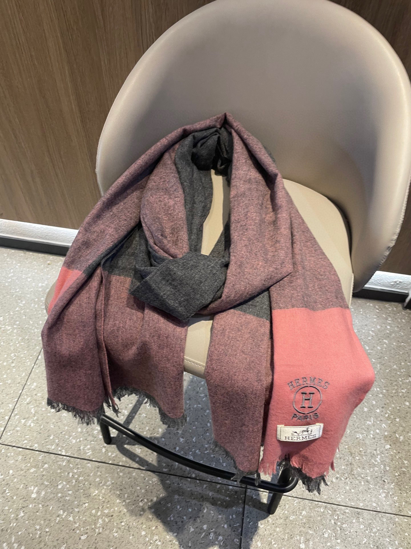 爱马仕男女同款披肩✨羊绒经典格纹👐围巾♨️高尖端产物⚠️，经典logo刺绣，时尚大牌的顶尖设计款💕拿到手