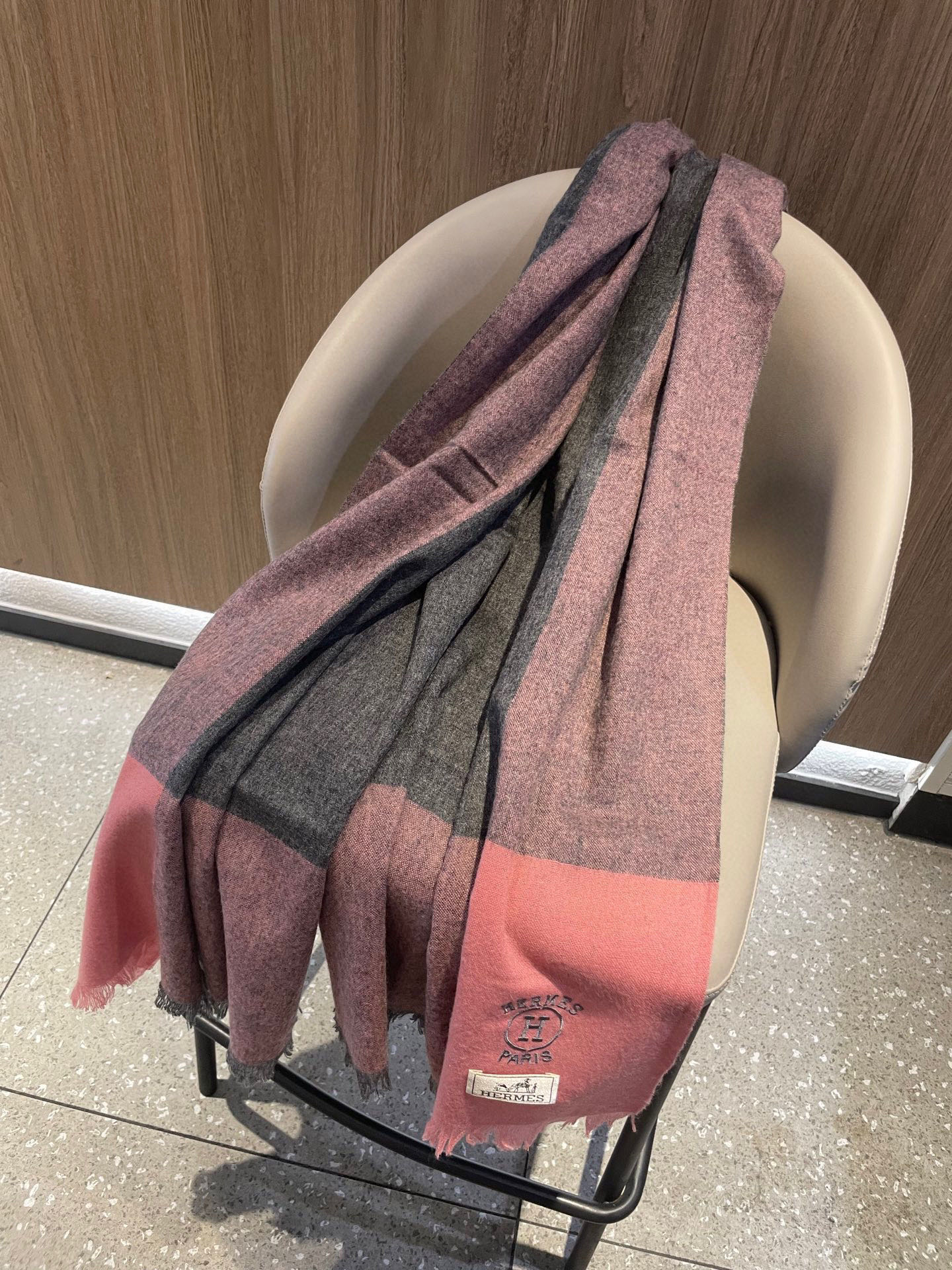 爱马仕男女同款披肩✨羊绒经典格纹👐围巾♨️高尖端产物⚠️，经典logo刺绣，时尚大牌的顶尖设计款💕拿到手