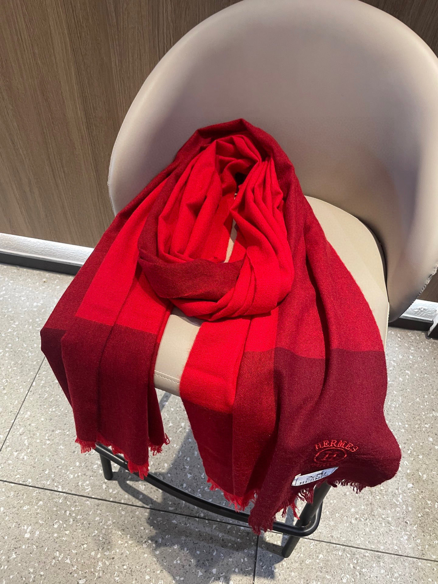 爱马仕男女同款披肩✨羊绒经典格纹👐围巾♨️高尖端产物⚠️，经典logo刺绣，时尚大牌的顶尖设计款💕拿到手