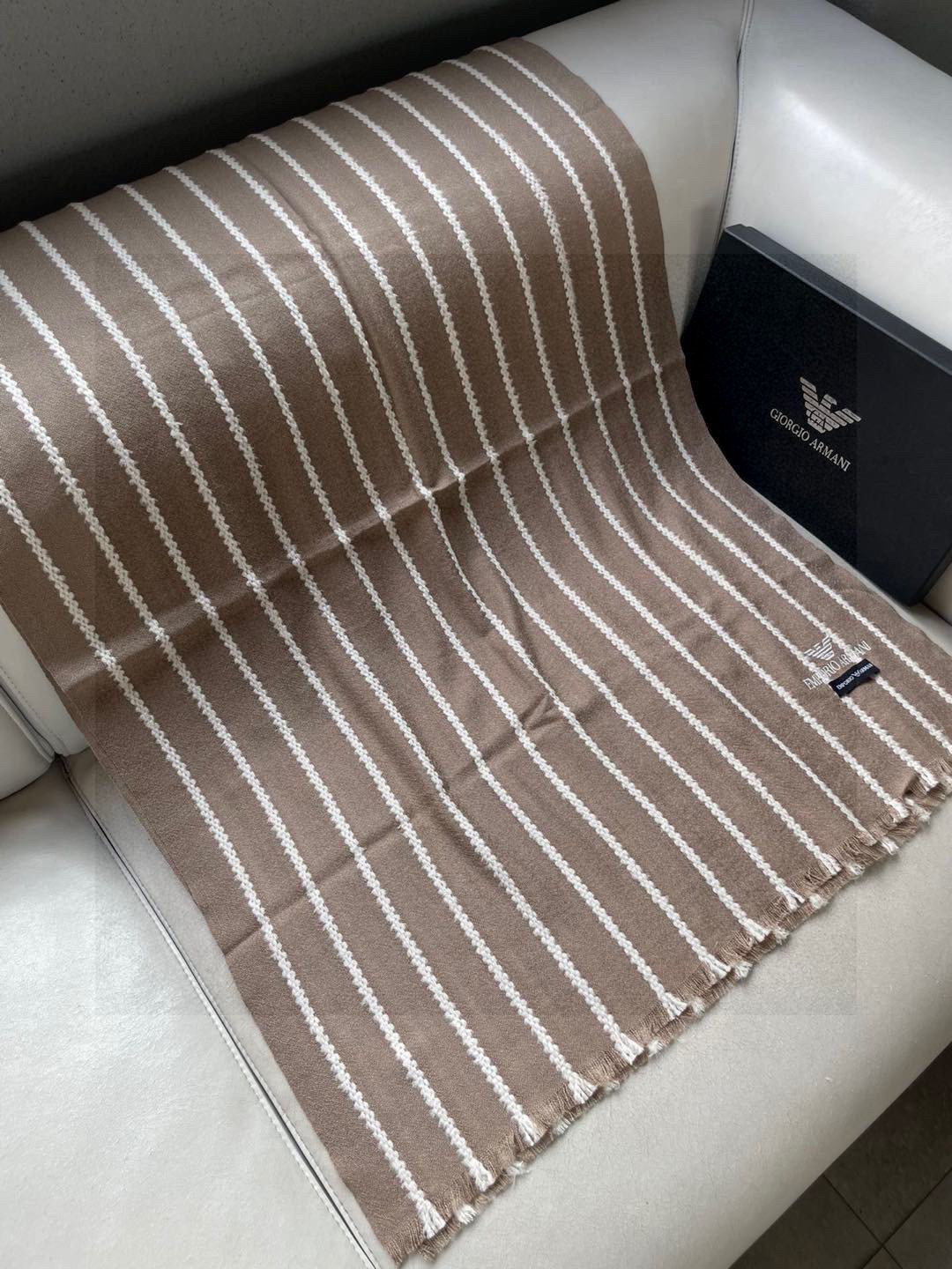 阿玛尼（Arman）披肩且买且珍惜~~男款真的很少，一年也就出几款，都是出口订单所以比较难遇。男人的东西