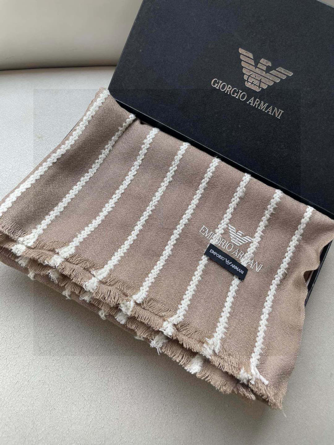 阿玛尼（Arman）披肩且买且珍惜~~男款真的很少，一年也就出几款，都是出口订单所以比较难遇。男人的东西