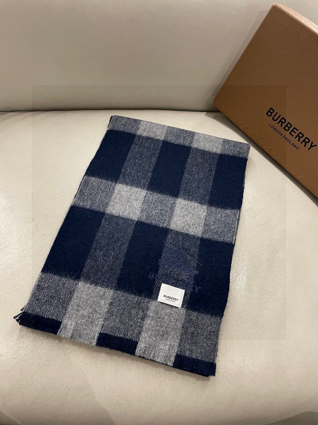 巴宝莉Bur新款羊绒男士格子好看的要疯掉了，太有型太有魅力了！！！非常斯文时尚的秋冬单品！真的很喜欢，非