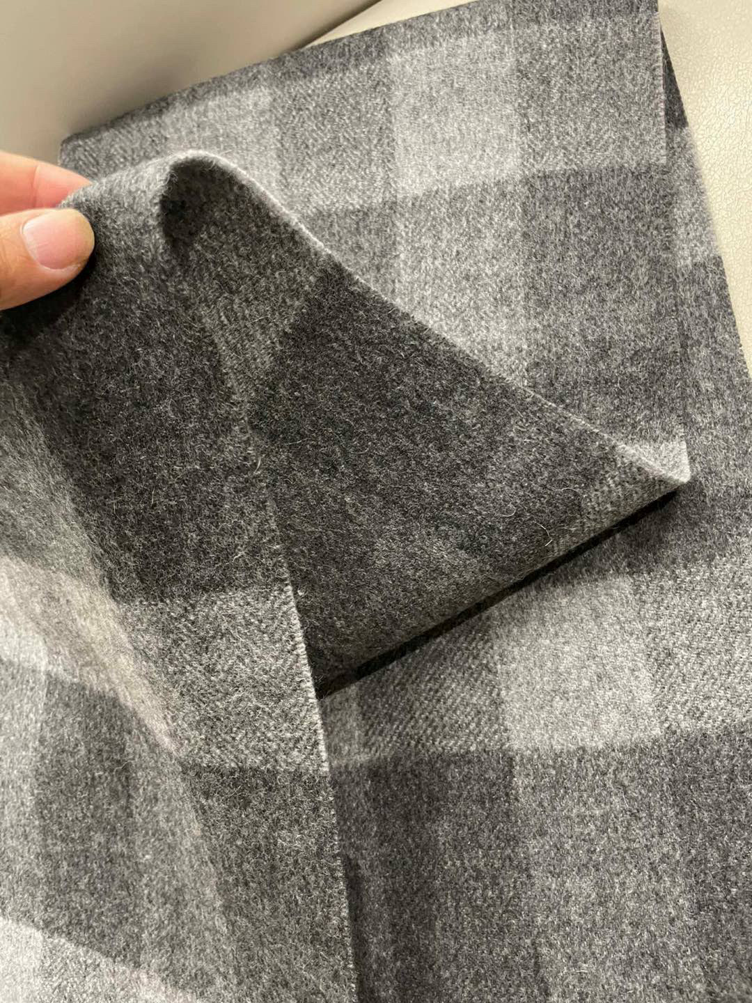 巴宝莉Bur新款羊绒男士格子好看的要疯掉了，太有型太有魅力了！！！非常斯文时尚的秋冬单品！真的很喜欢，非