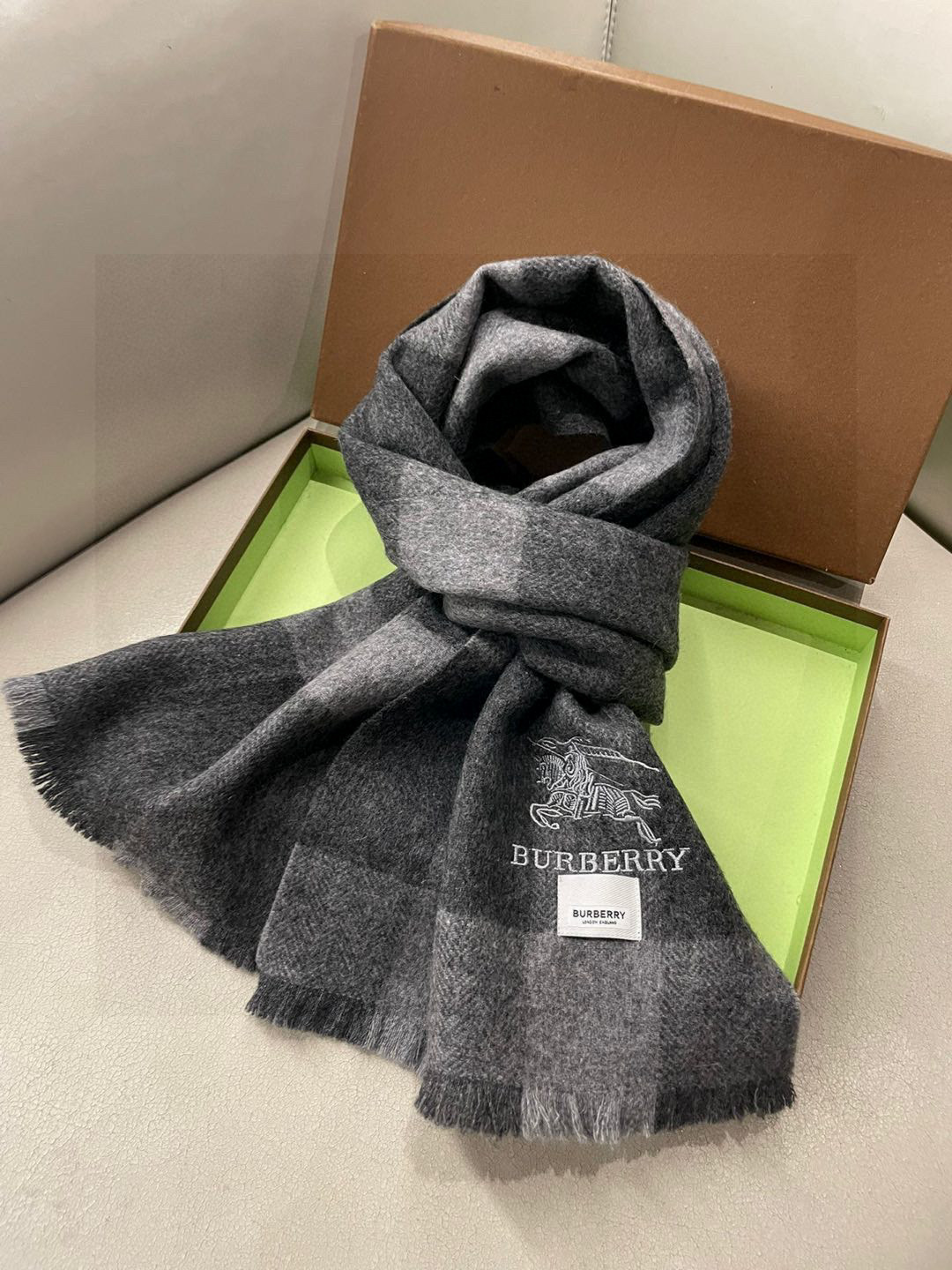 巴宝莉Bur新款羊绒男士格子好看的要疯掉了，太有型太有魅力了！！！非常斯文时尚的秋冬单品！真的很喜欢，非