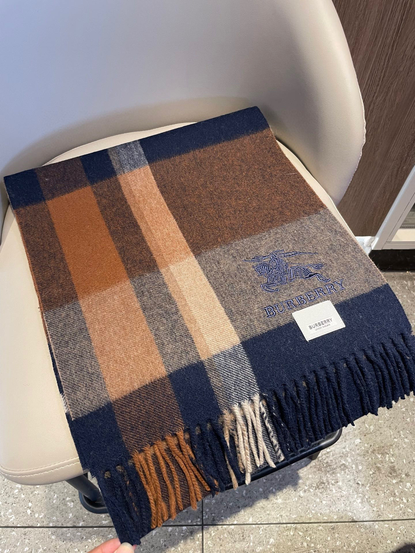 新款巴宝莉男士格子高级货❗️设计风格采用格子纹图案，带有品牌标志性的骑士纹章刺绣和“BURBERRY”标