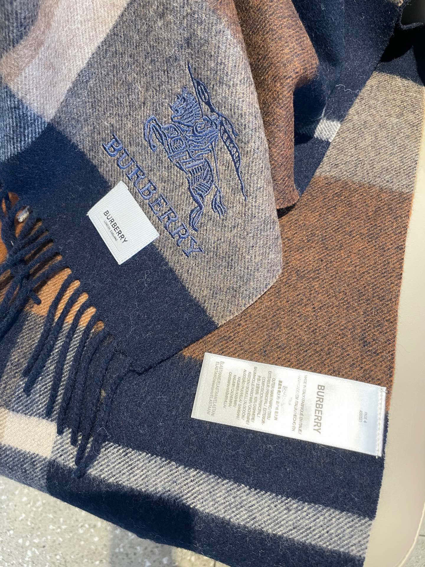 新款巴宝莉男士格子高级货❗️设计风格采用格子纹图案，带有品牌标志性的骑士纹章刺绣和“BURBERRY”标