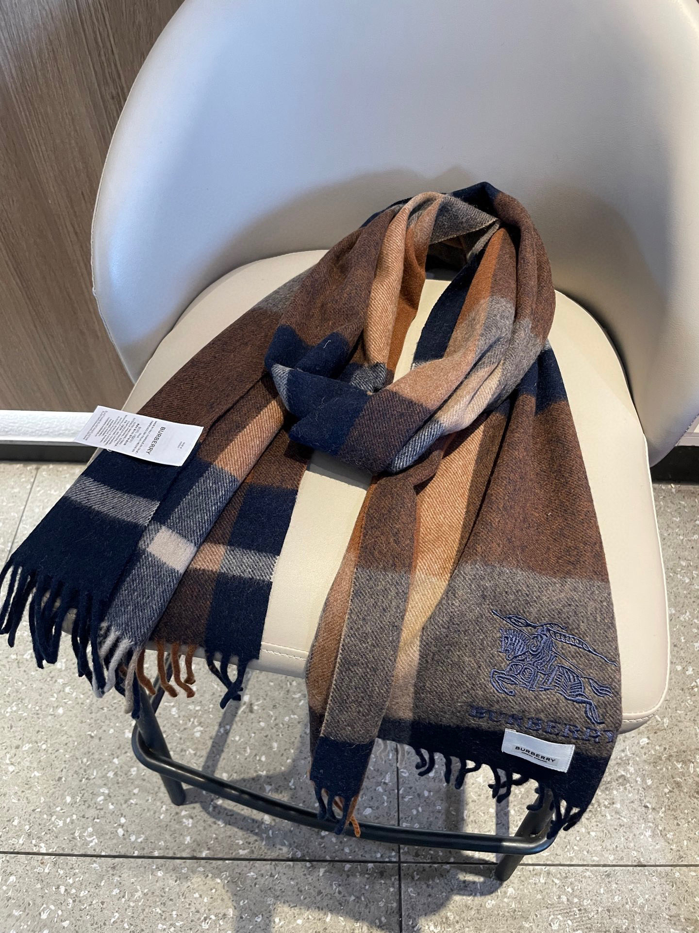 新款巴宝莉男士格子高级货❗️设计风格采用格子纹图案，带有品牌标志性的骑士纹章刺绣和“BURBERRY”标