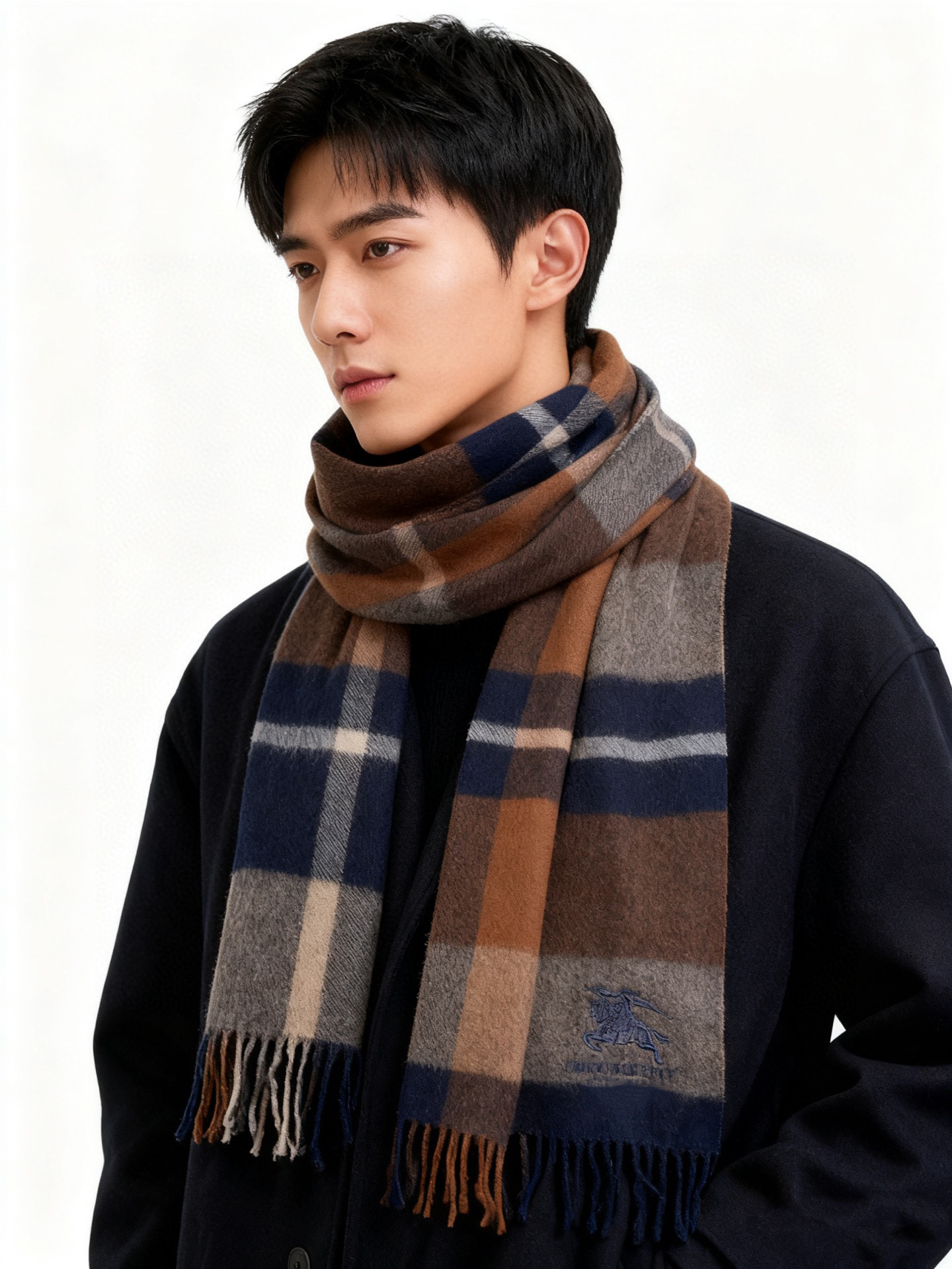 新款巴宝莉男士格子高级货❗️设计风格采用格子纹图案，带有品牌标志性的骑士纹章刺绣和“BURBERRY”标