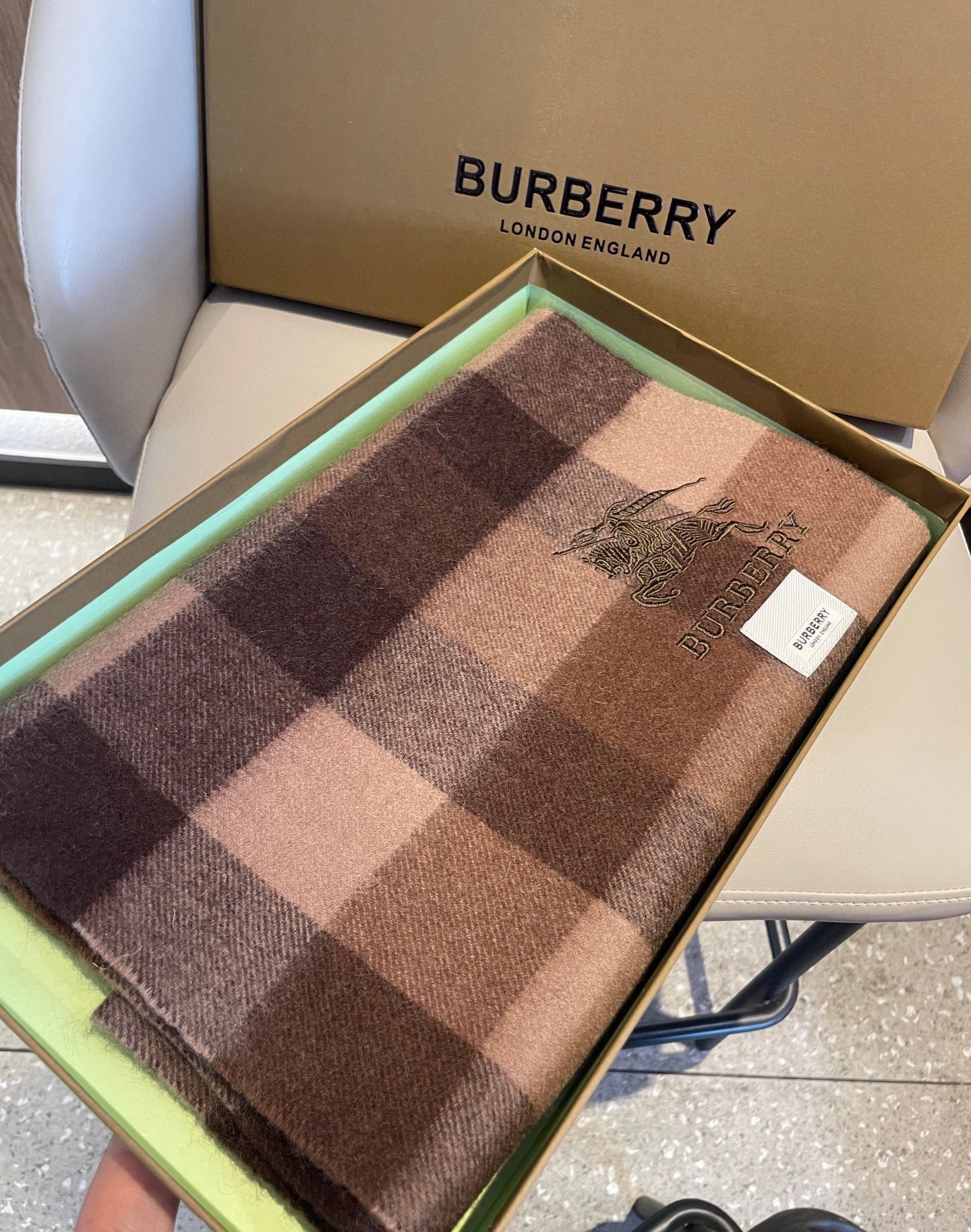 新款巴宝莉男士格子高级货❗️设计风格采用格子纹图案，带有品牌标志性的骑士纹章刺绣和“BURBERRY”标