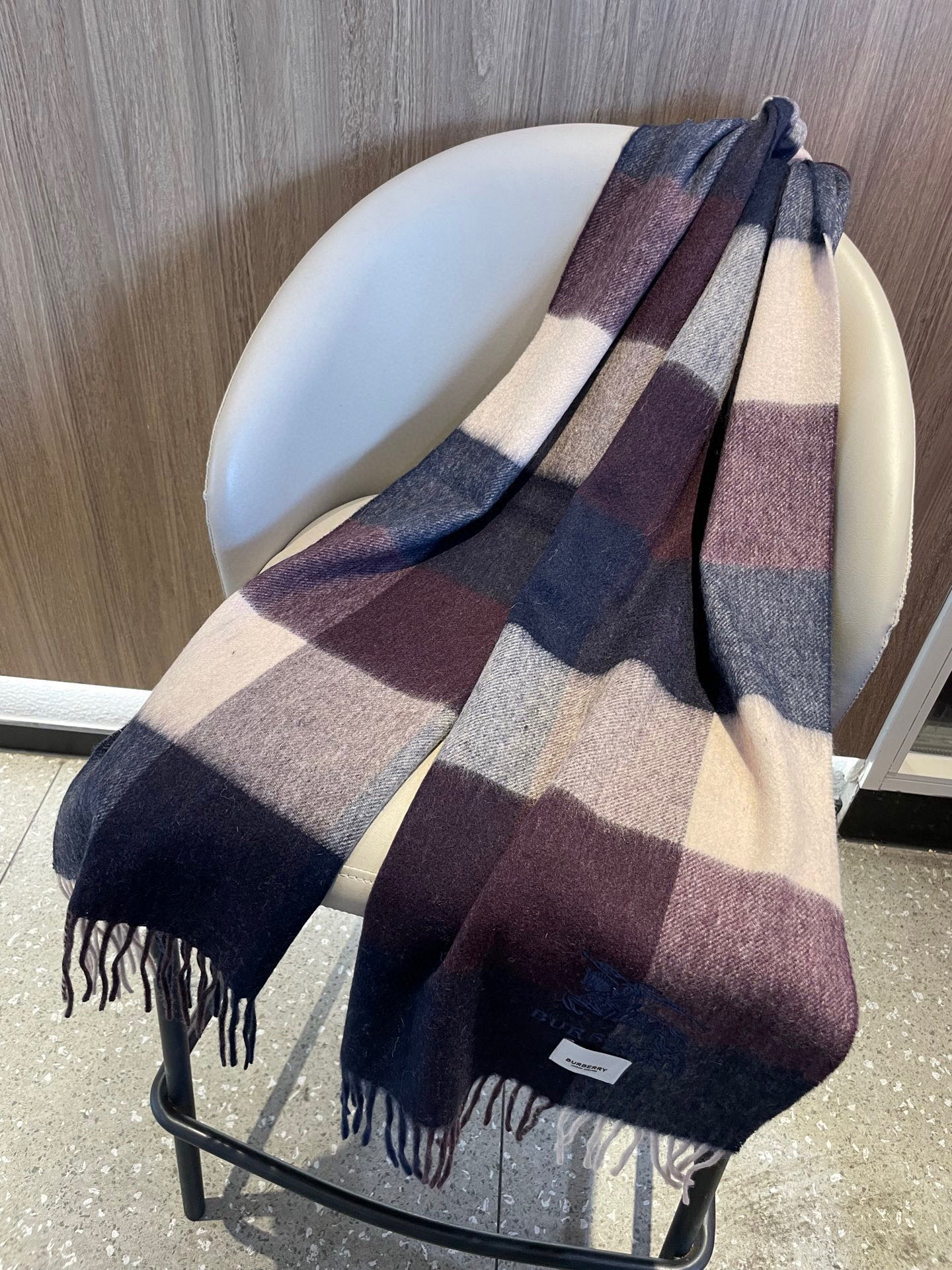 新款巴宝莉男士格子高级货❗️设计风格采用格子纹图案，带有品牌标志性的骑士纹章刺绣和“BURBERRY”标