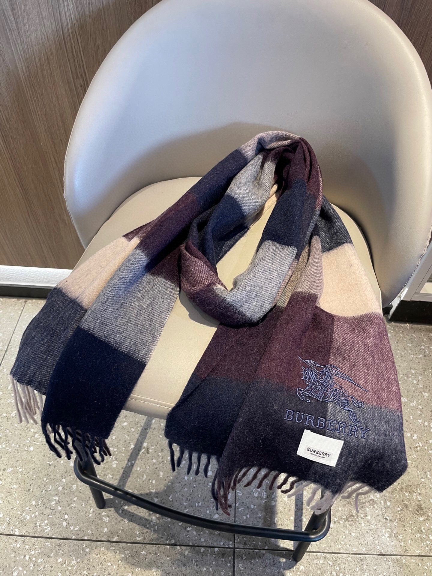 新款巴宝莉男士格子高级货❗️设计风格采用格子纹图案，带有品牌标志性的骑士纹章刺绣和“BURBERRY”标