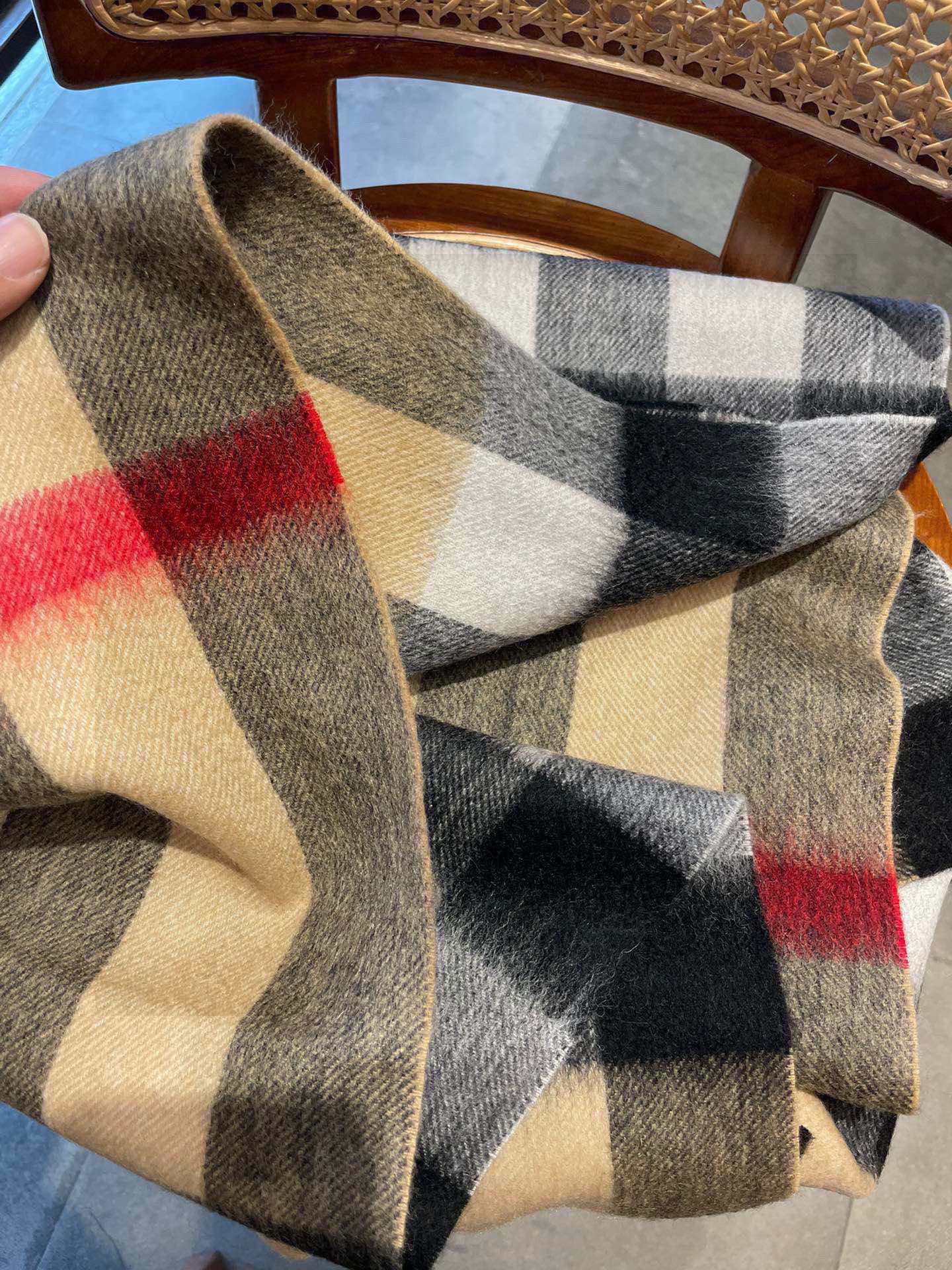 巴宝莉Bur羊绒格子好看的要疯掉了，太有型太有魅力了！！！非常斯文时尚的秋冬单品！真的很喜欢，非常Cla