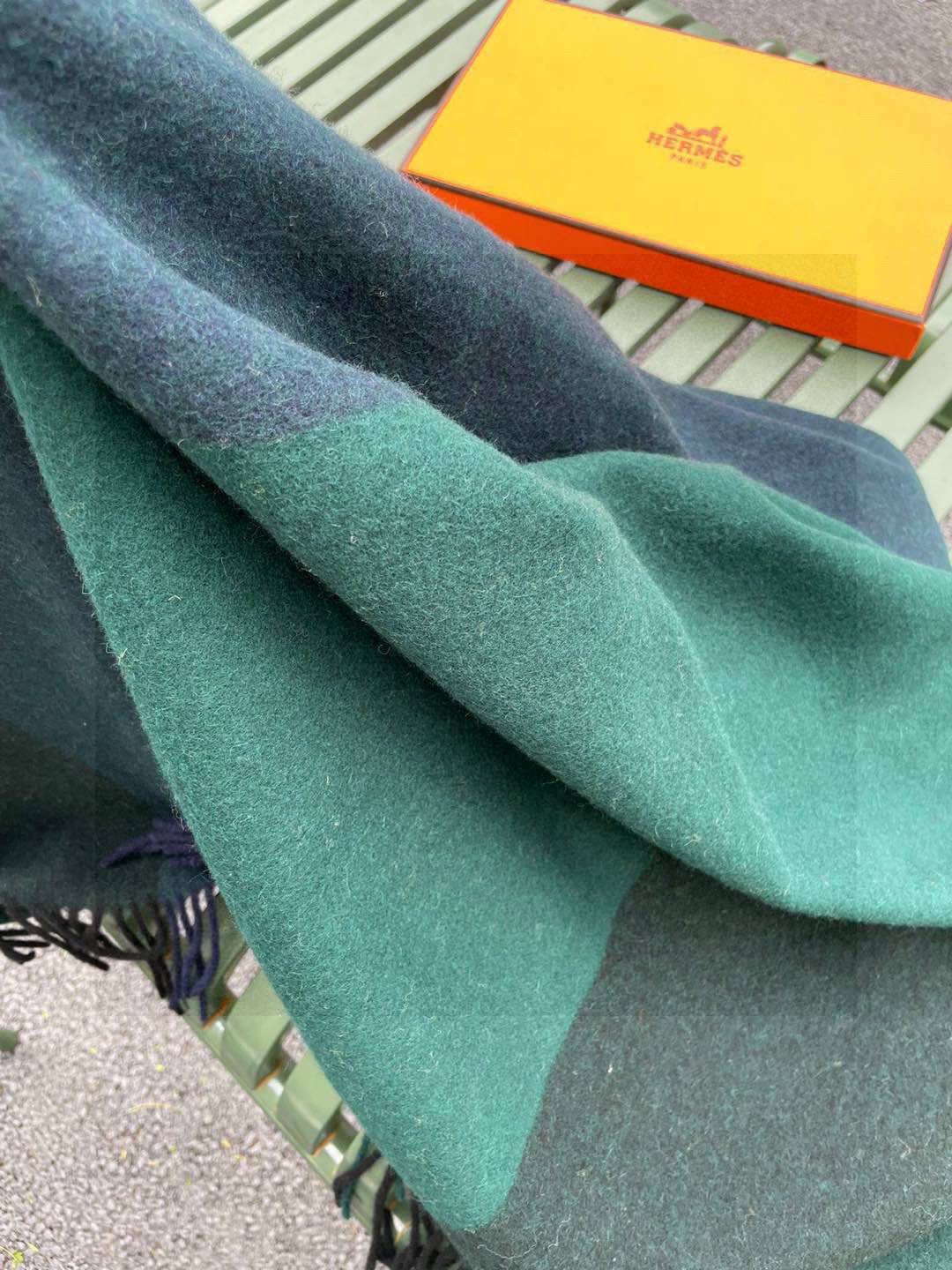 ✨爱马仕最新款，H刺绣系列羊毛毯，大爱三配色。真的太喜欢爱马仕的这款配色了，真的是给家居生活注入新的活力