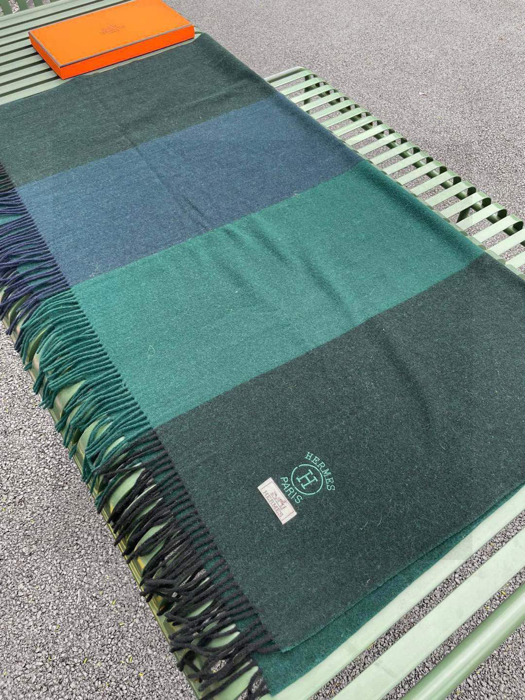 ✨爱马仕最新款，H刺绣系列羊毛毯，大爱三配色。真的太喜欢爱马仕的这款配色了，真的是给家居生活注入新的活力