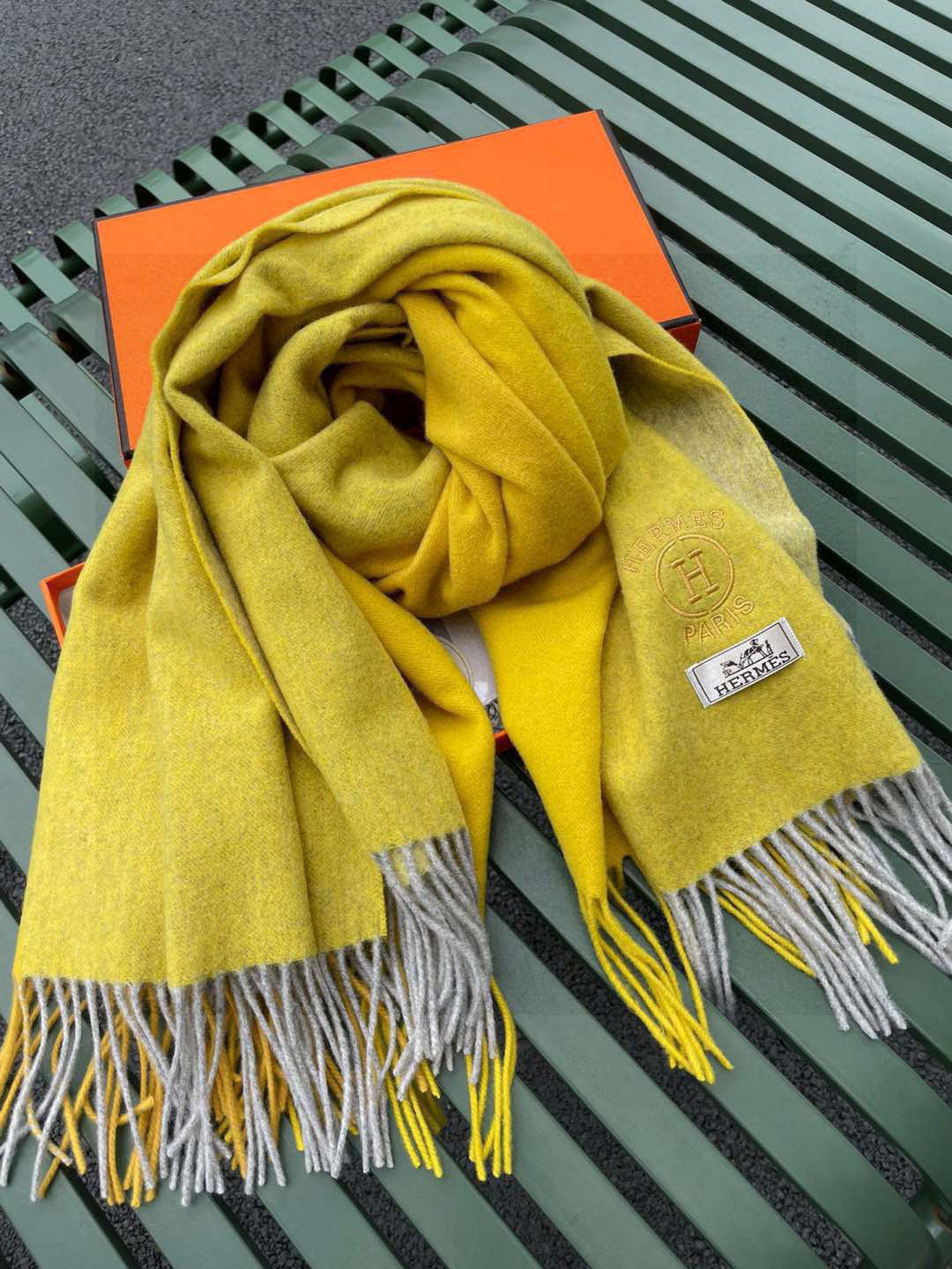 ✨爱马仕最新款，H刺绣系列羊毛毯，大爱三配色。真的太喜欢爱马仕的这款配色了，真的是给家居生活注入新的活力