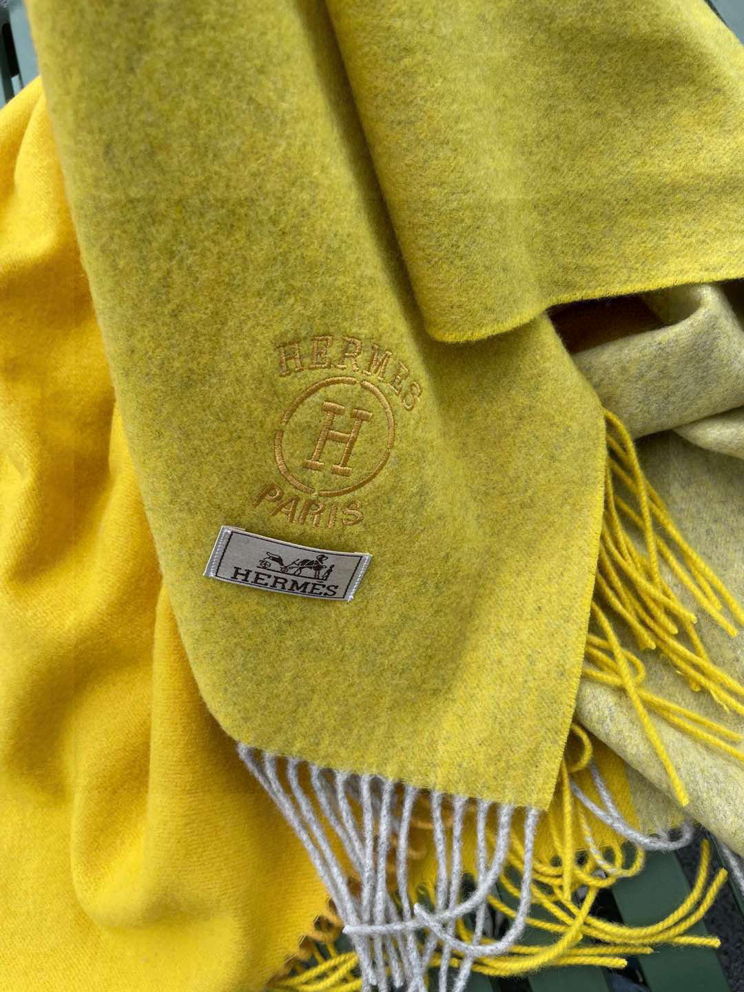 ✨爱马仕最新款，H刺绣系列羊毛毯，大爱三配色。真的太喜欢爱马仕的这款配色了，真的是给家居生活注入新的活力