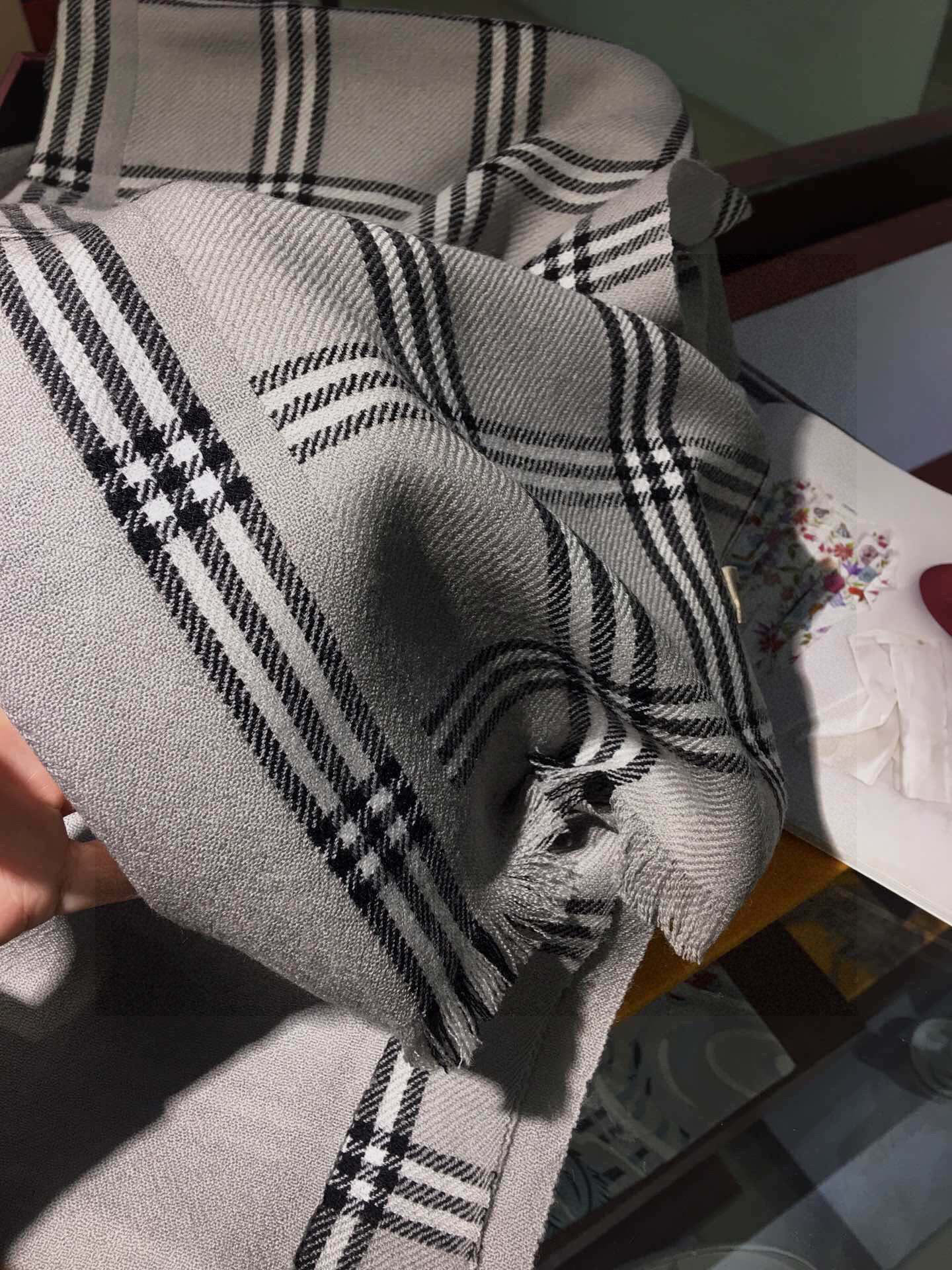 重磅‼️最代表时髦格调的Bur格‼️罕见的重磅双层一体式织造高密度工艺丝绒围巾。手感非常好👍一条围巾双层