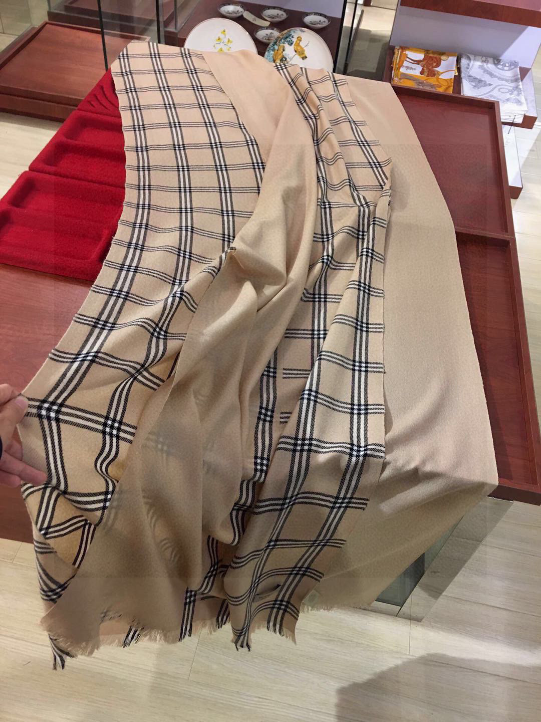 重磅‼️最代表时髦格调的Bur格‼️罕见的重磅双层一体式织造高密度工艺丝绒围巾。手感非常好👍一条围巾双层