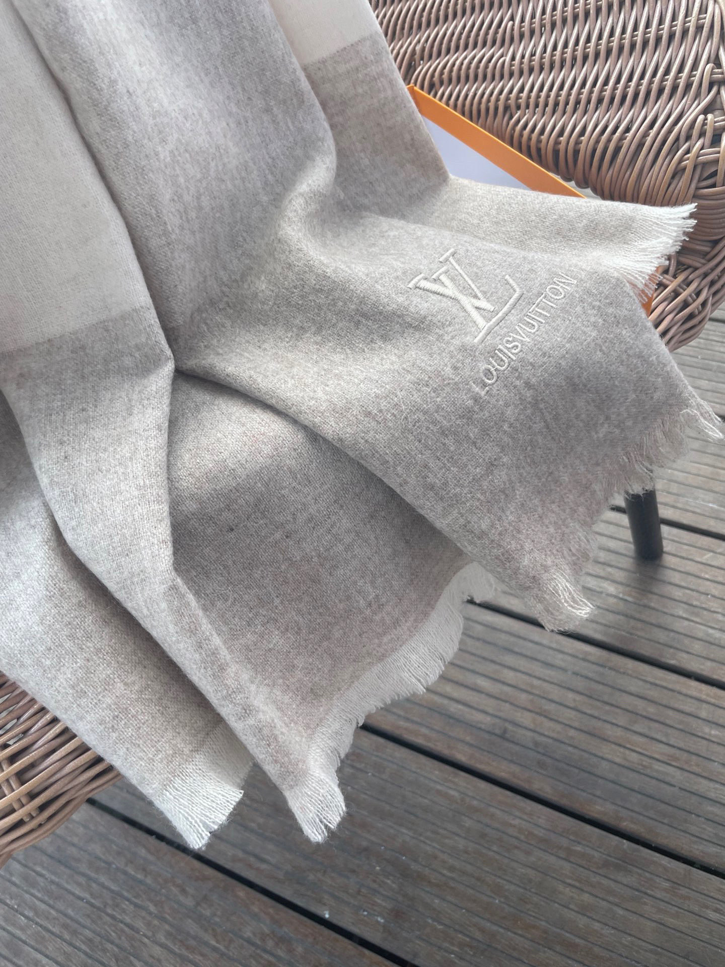 路易威登LV男女同款披肩✨羊绒经典格纹👐围巾♨️高尖端产物⚠️，经典logo刺绣，时尚大牌的顶尖设计款💕