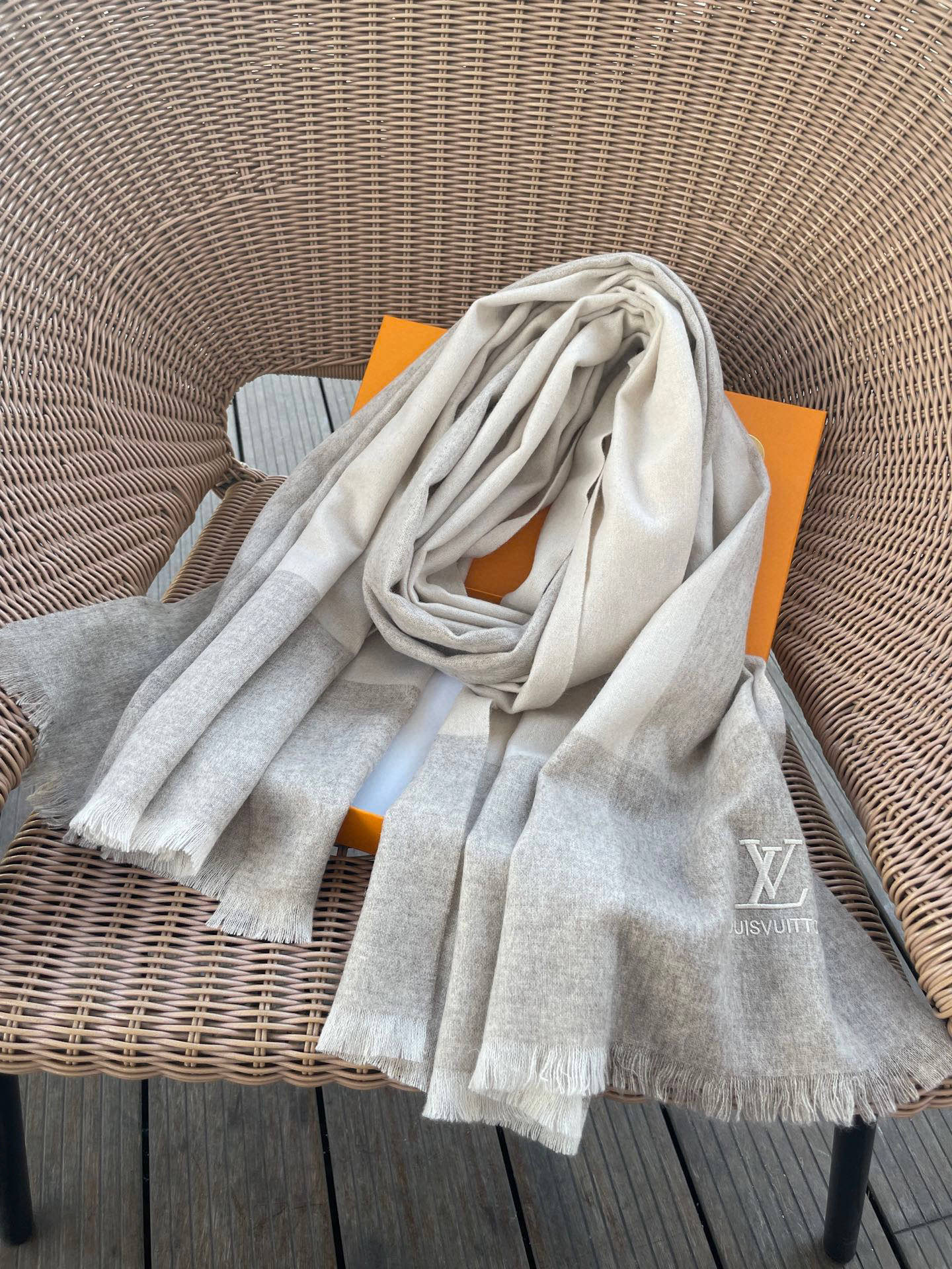 路易威登LV男女同款披肩✨羊绒经典格纹👐围巾♨️高尖端产物⚠️，经典logo刺绣，时尚大牌的顶尖设计款💕