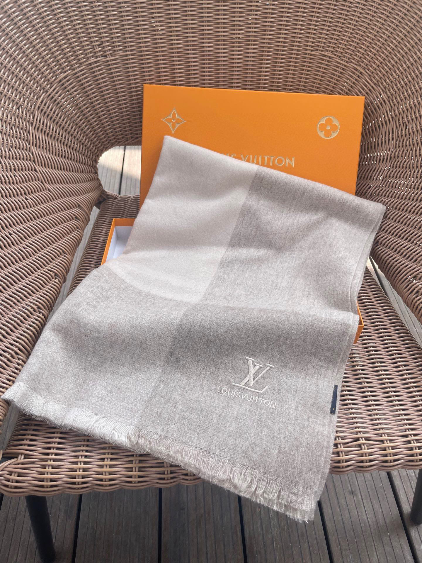 路易威登LV男女同款披肩✨羊绒经典格纹👐围巾♨️高尖端产物⚠️，经典logo刺绣，时尚大牌的顶尖设计款💕