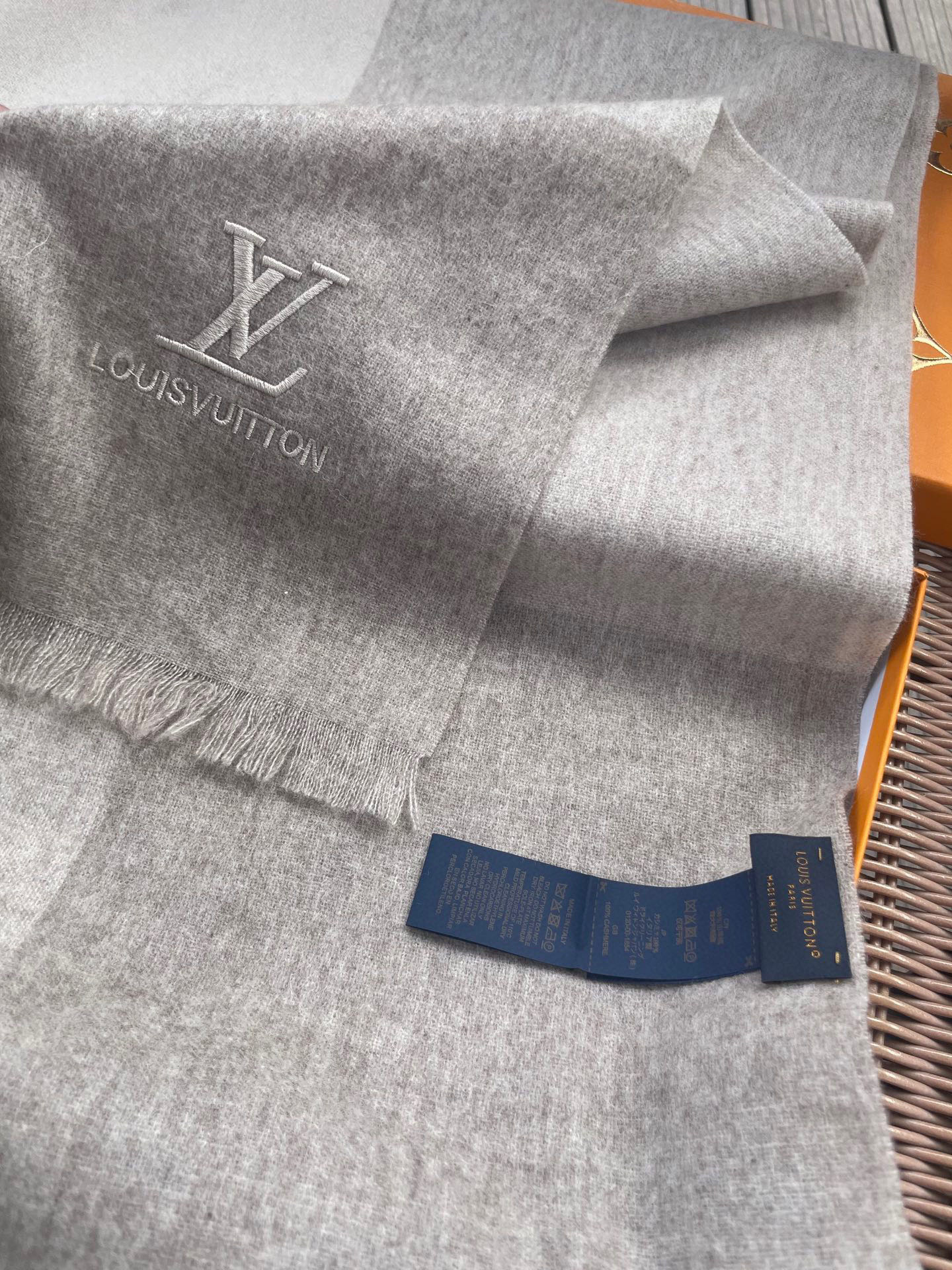 路易威登LV男女同款披肩✨羊绒经典格纹👐围巾♨️高尖端产物⚠️，经典logo刺绣，时尚大牌的顶尖设计款💕