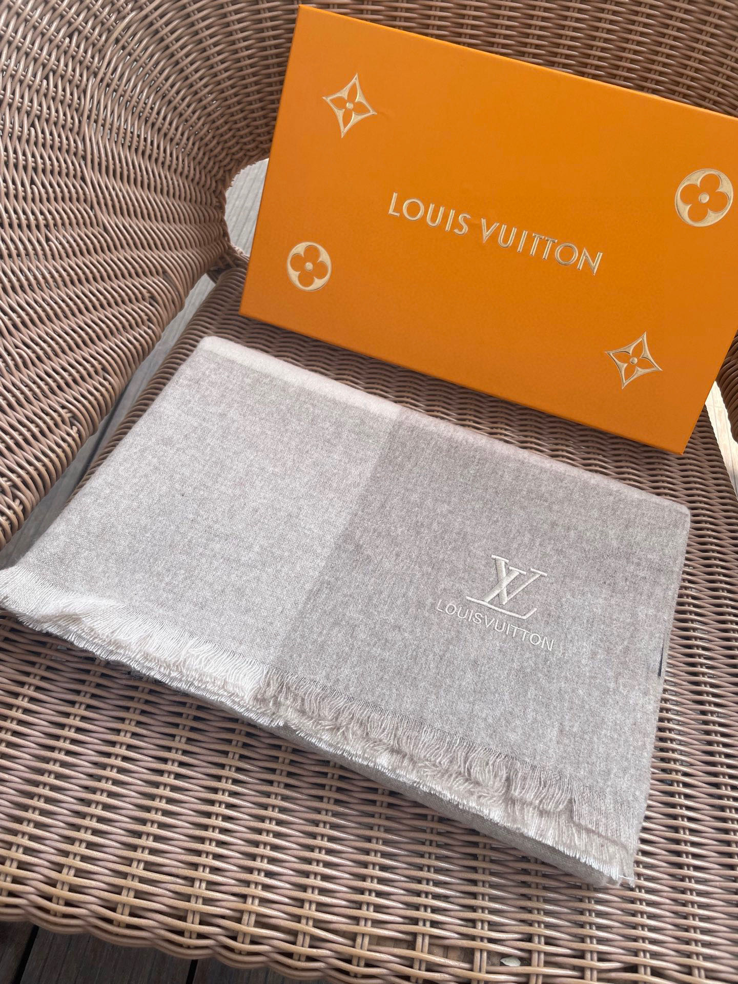 路易威登LV男女同款披肩✨羊绒经典格纹👐围巾♨️高尖端产物⚠️，经典logo刺绣，时尚大牌的顶尖设计款💕