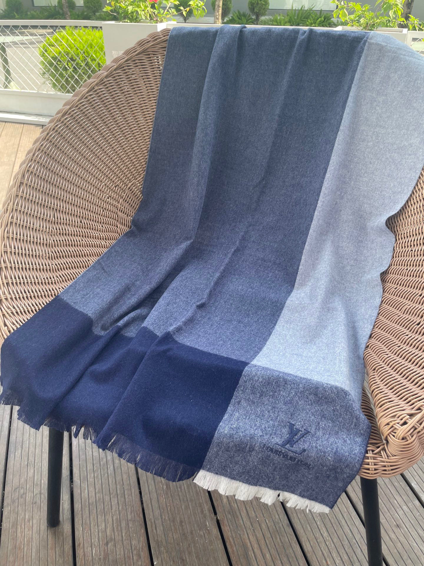 路易威登LV男女同款披肩✨羊绒经典格纹👐围巾♨️高尖端产物⚠️，经典logo刺绣，时尚大牌的顶尖设计款💕