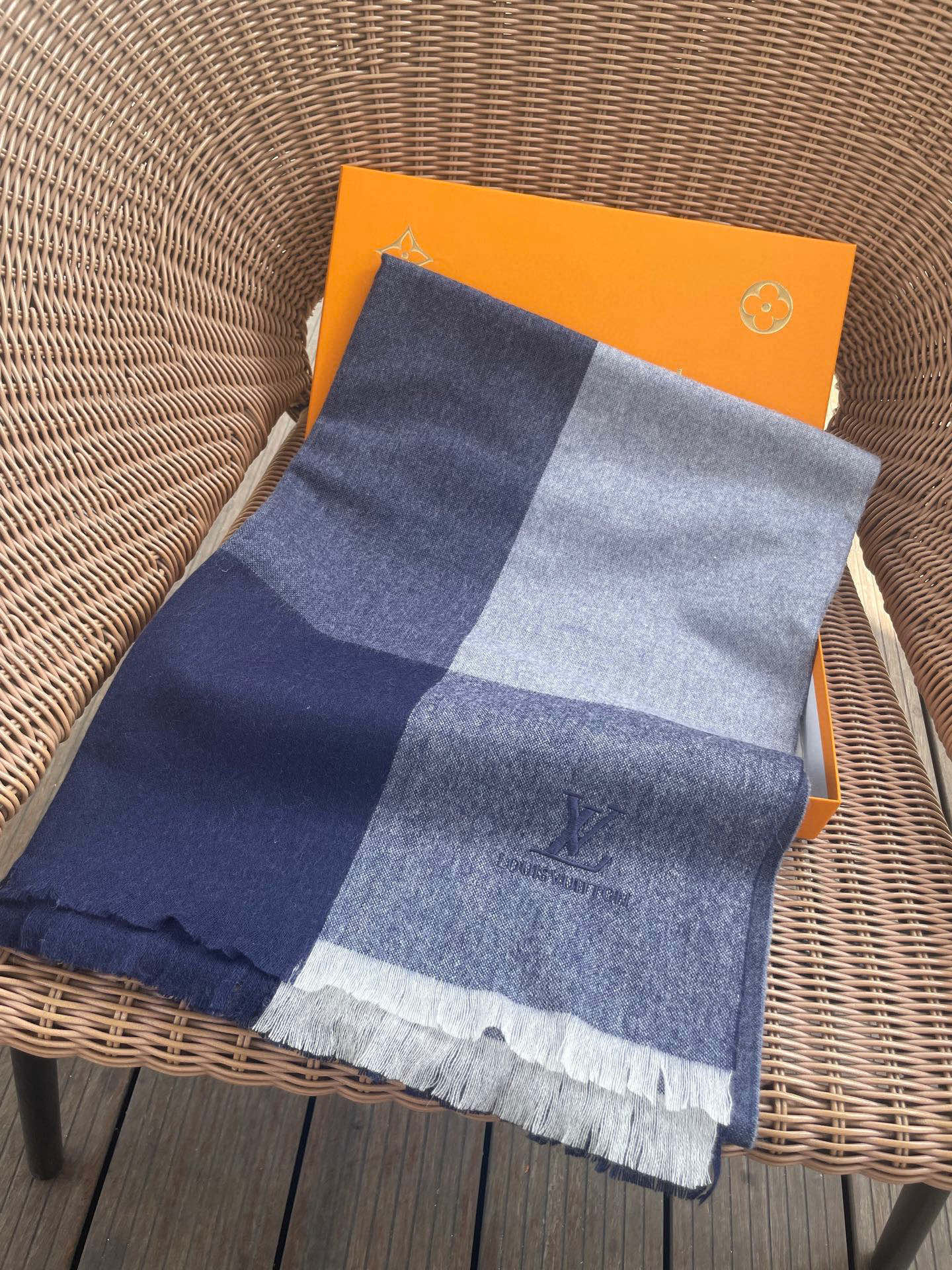 路易威登LV男女同款披肩✨羊绒经典格纹👐围巾♨️高尖端产物⚠️，经典logo刺绣，时尚大牌的顶尖设计款💕