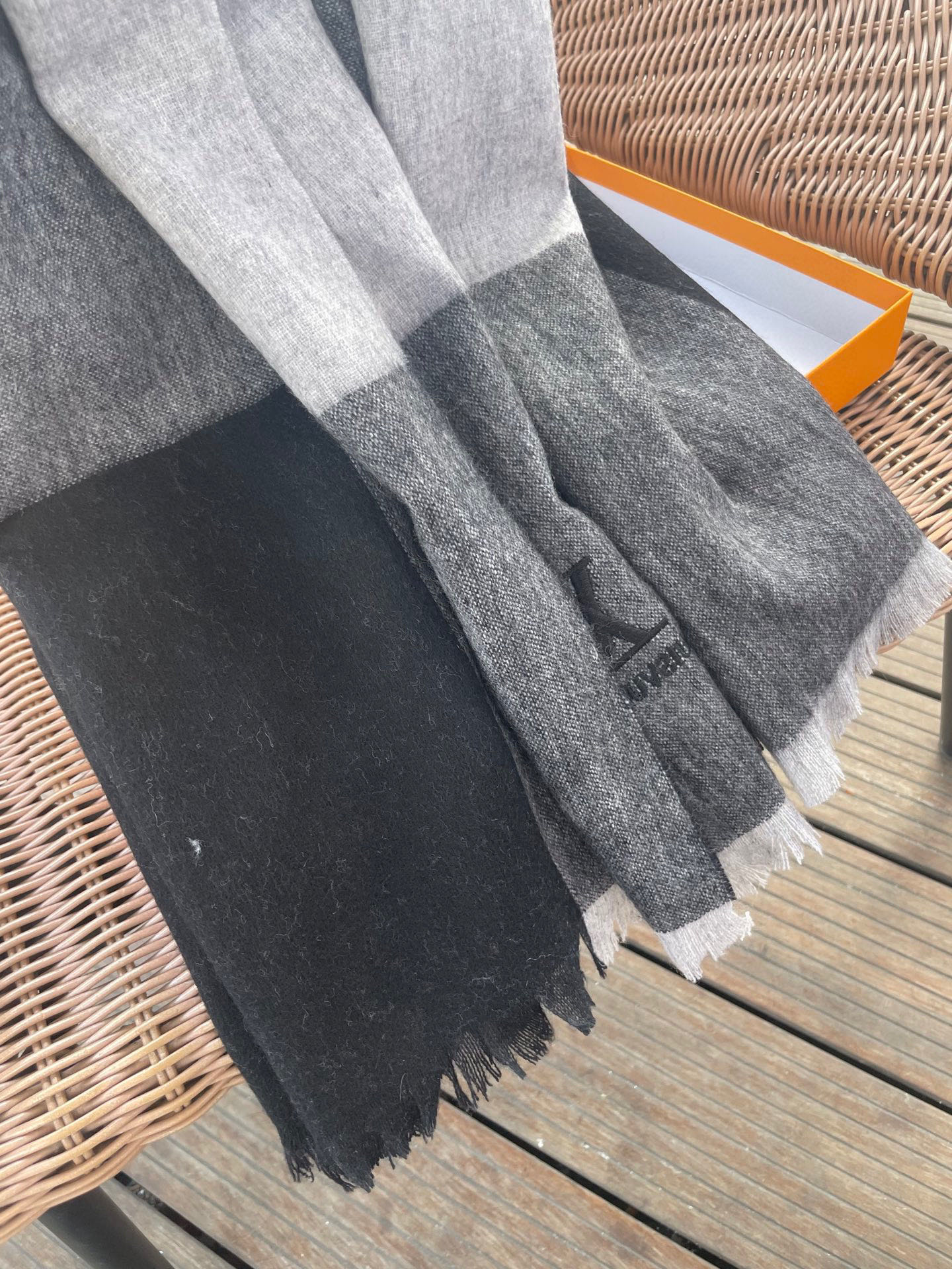 路易威登LV男女同款披肩✨羊绒经典格纹👐围巾♨️高尖端产物⚠️，经典logo刺绣，时尚大牌的顶尖设计款💕