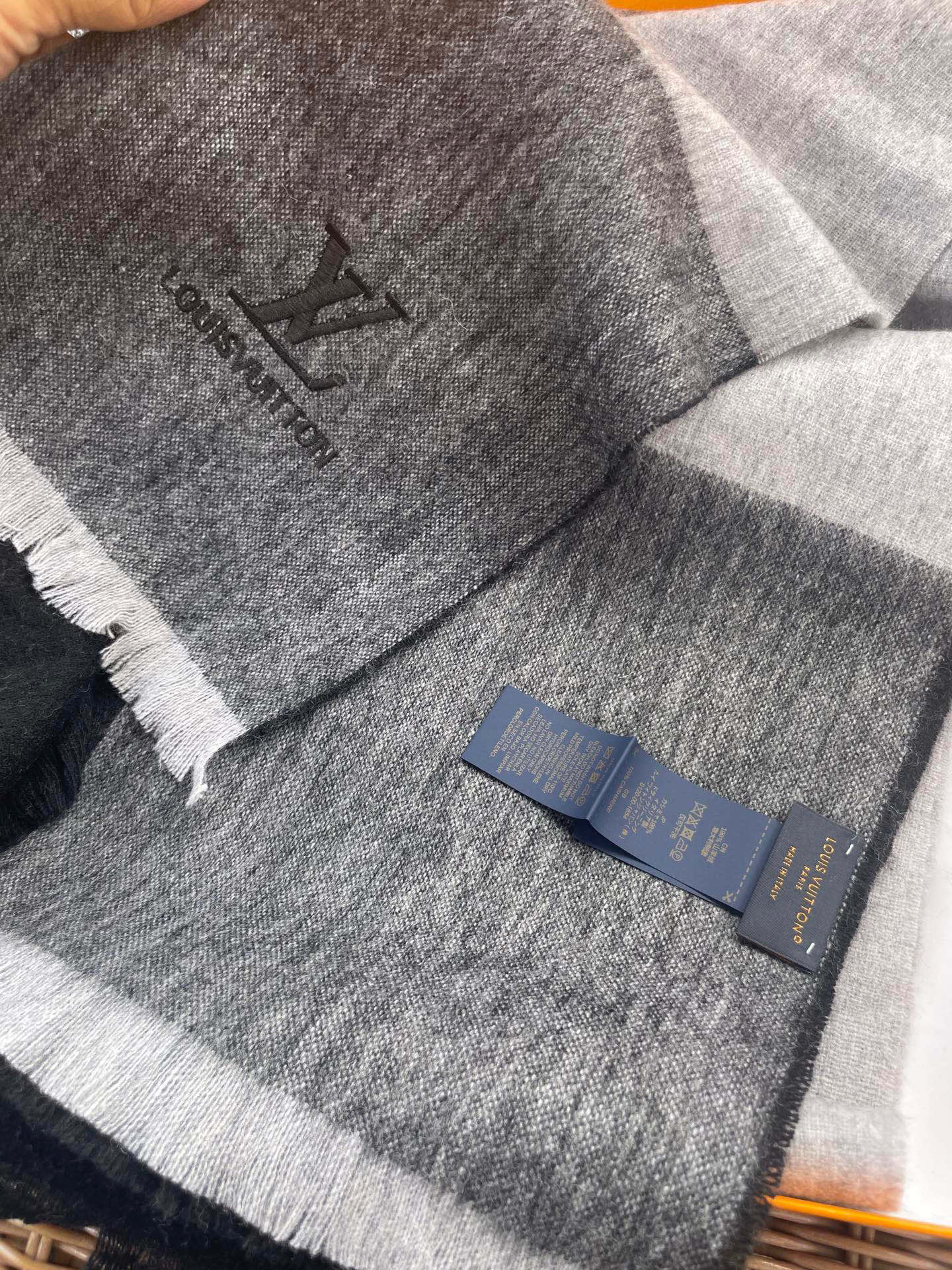 路易威登LV男女同款披肩✨羊绒经典格纹👐围巾♨️高尖端产物⚠️，经典logo刺绣，时尚大牌的顶尖设计款💕