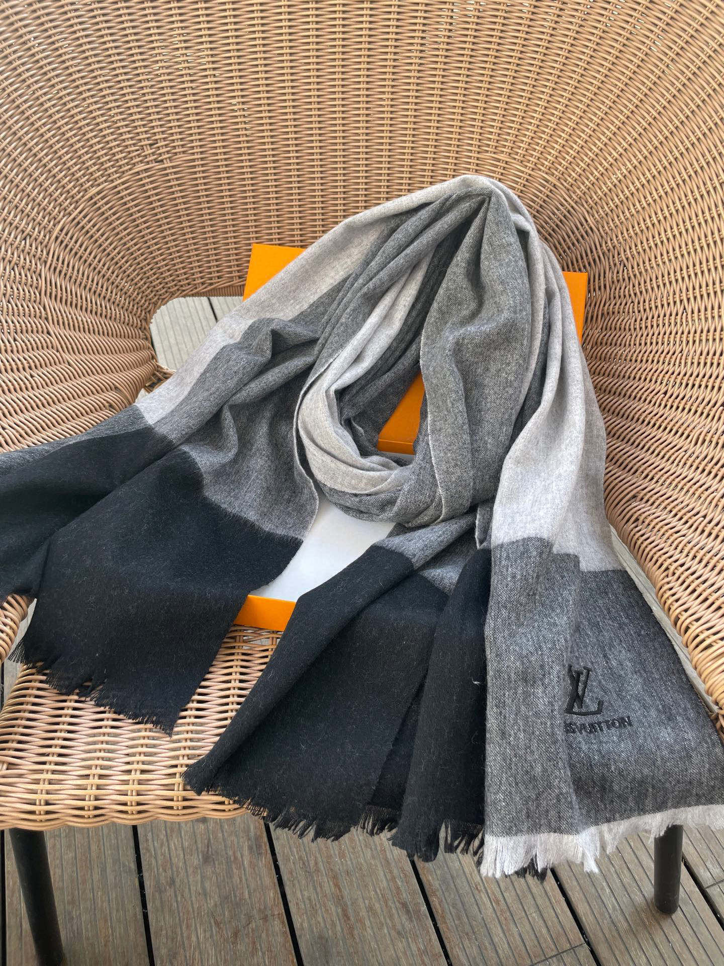 路易威登LV男女同款披肩✨羊绒经典格纹👐围巾♨️高尖端产物⚠️，经典logo刺绣，时尚大牌的顶尖设计款💕