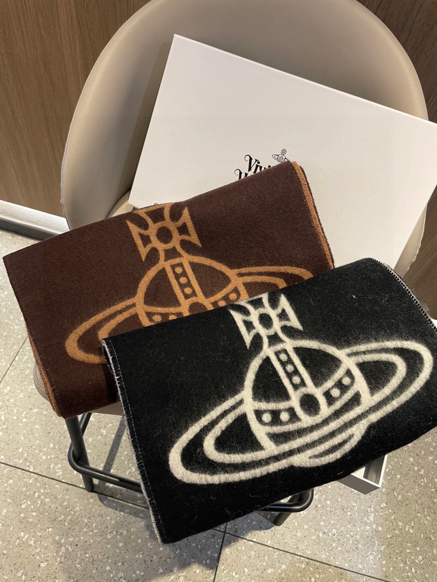 💟西太后超美新款双面围巾！超级推荐入手！质感好货！据说超难买哦！！做工非常精致，很有分量，我们的 格真的