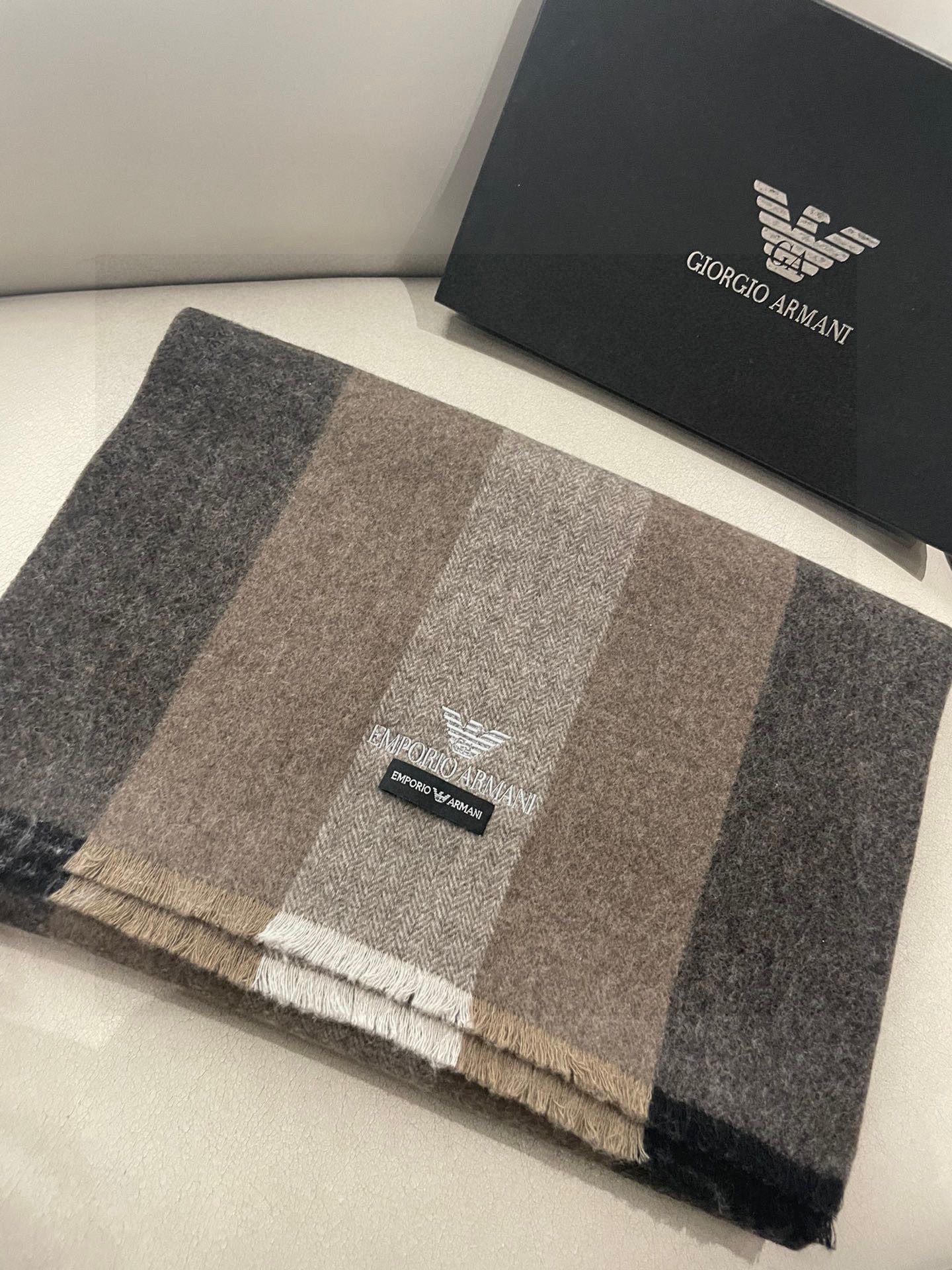 男款阿玛尼（Arman）小披肩且买且珍惜~~男款真的很少，一年也就出几款，都是出口订单所以比较难遇。男人