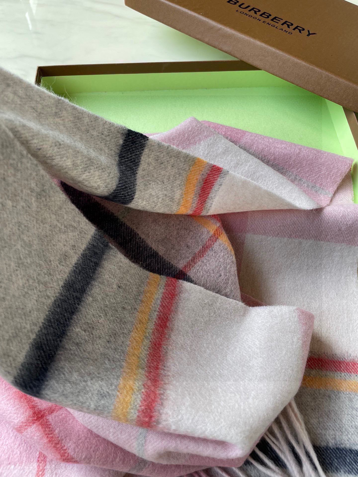 🐂牛货，巴宝莉男士女士（格纹战马刺绣）围巾，款式魅力，是经典大方‼面料采用的是客供的羔绒，细腻柔软度都非