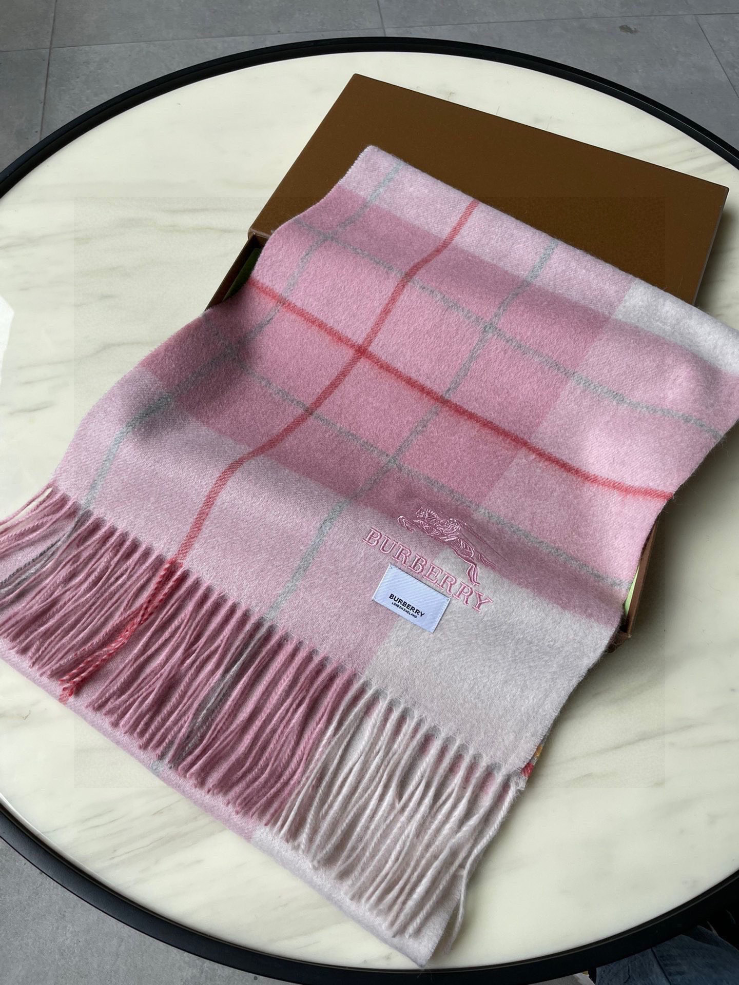 🐂牛货，巴宝莉男士女士（格纹战马刺绣）围巾，款式魅力，是经典大方‼面料采用的是客供的羔绒，细腻柔软度都非