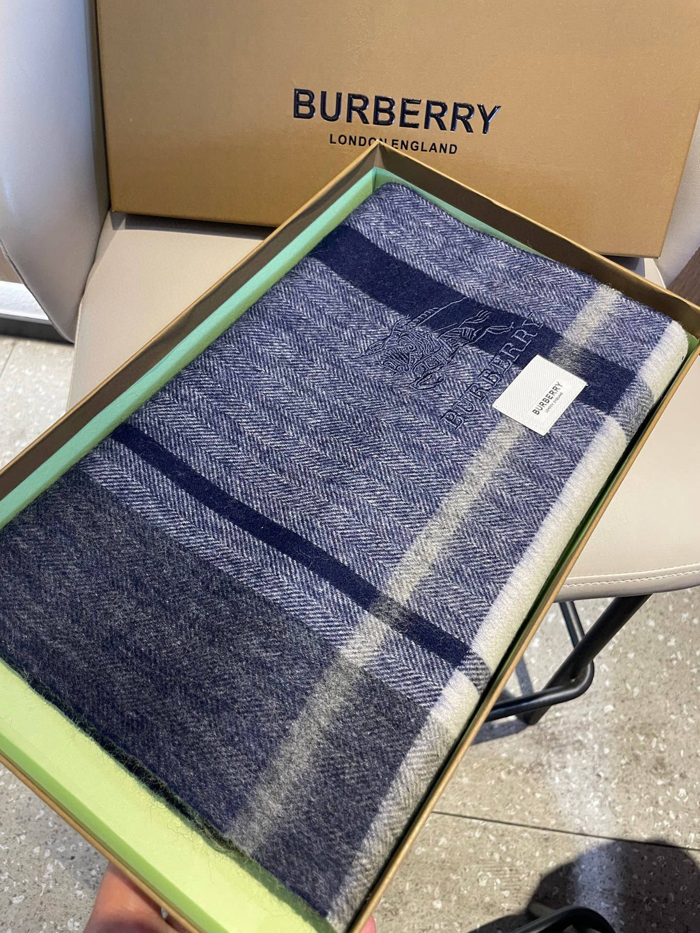 新款巴宝莉男士格子高级货❗️ 顶级出口尾单战马刺绣👍货不多，下手一定要快，真心美的让人非常非常心动 上身