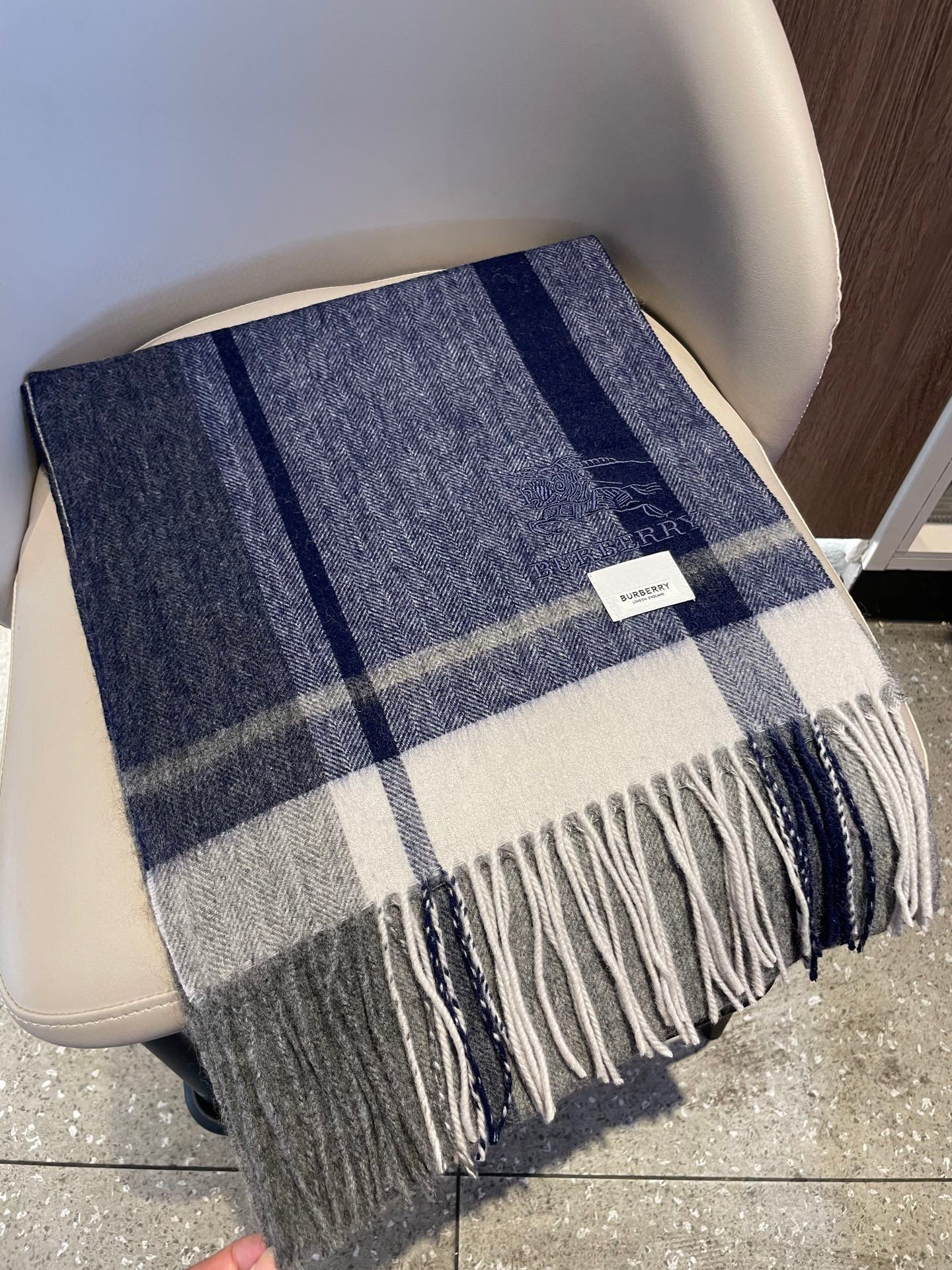 新款巴宝莉男士格子高级货❗️ 顶级出口尾单战马刺绣👍货不多，下手一定要快，真心美的让人非常非常心动 上身