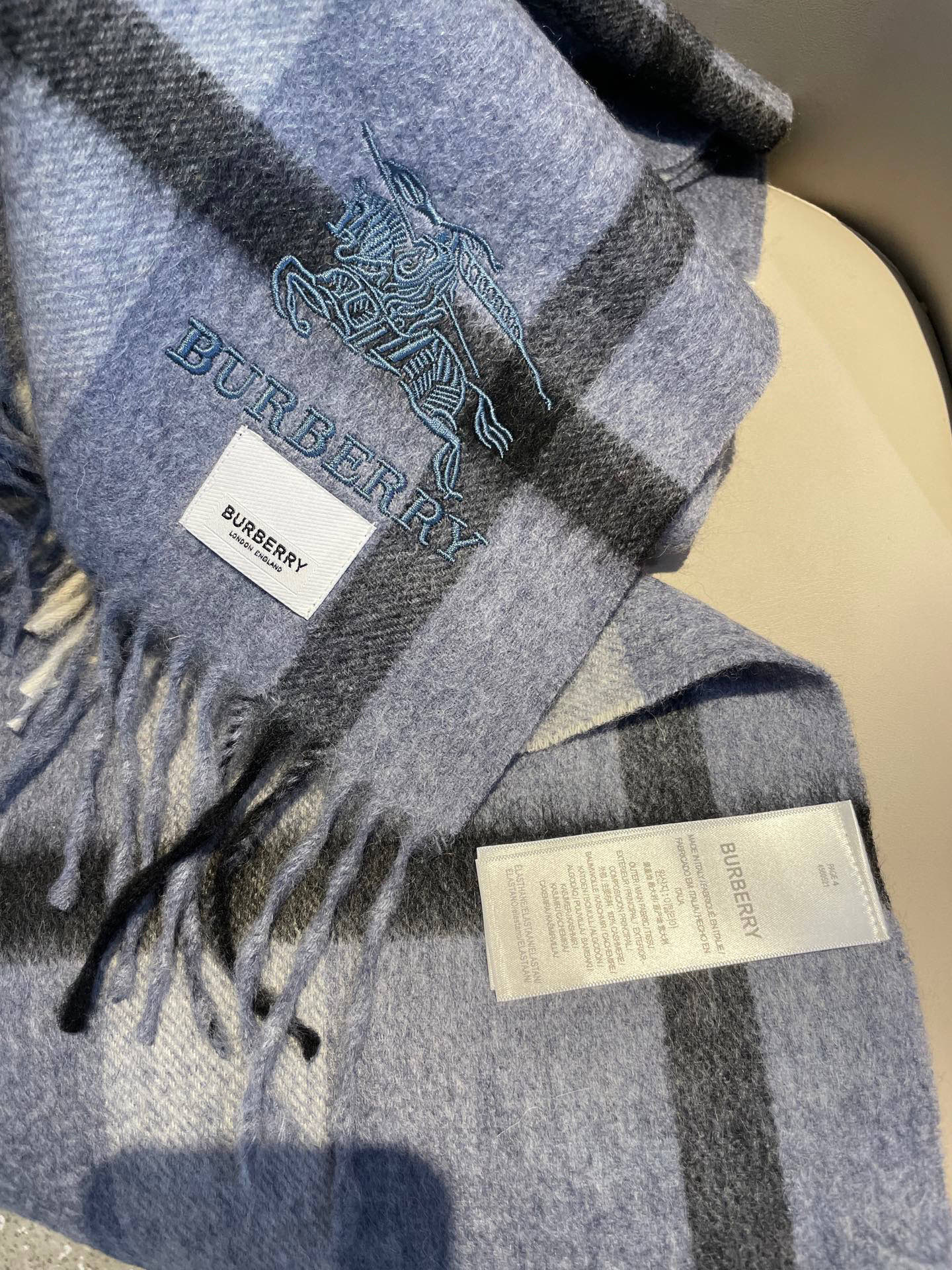 新款巴宝莉男士格子高级货❗️ 顶级出口尾单战马刺绣👍货不多，下手一定要快，真心美的让人非常非常心动 上身