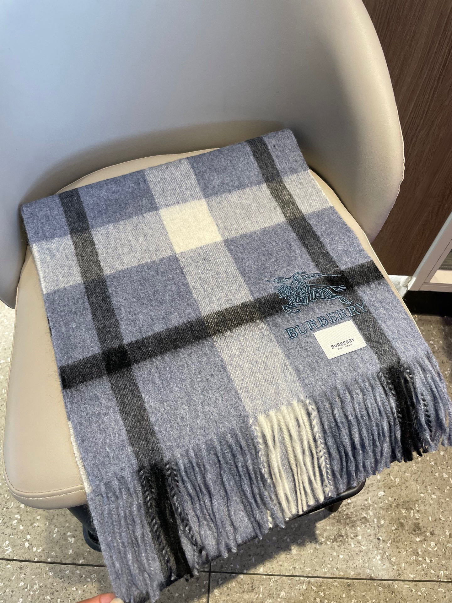 新款巴宝莉男士格子高级货❗️ 顶级出口尾单战马刺绣👍货不多，下手一定要快，真心美的让人非常非常心动 上身