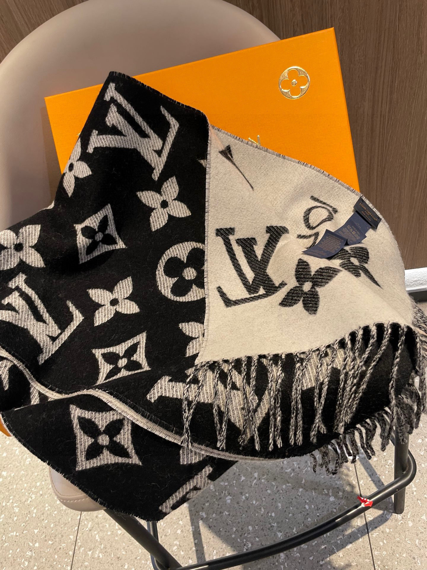 终于出货啦，今年热度最高的嫩粉拼白围巾本款LVEssential围巾聚焦大元素，以Monogram图案和