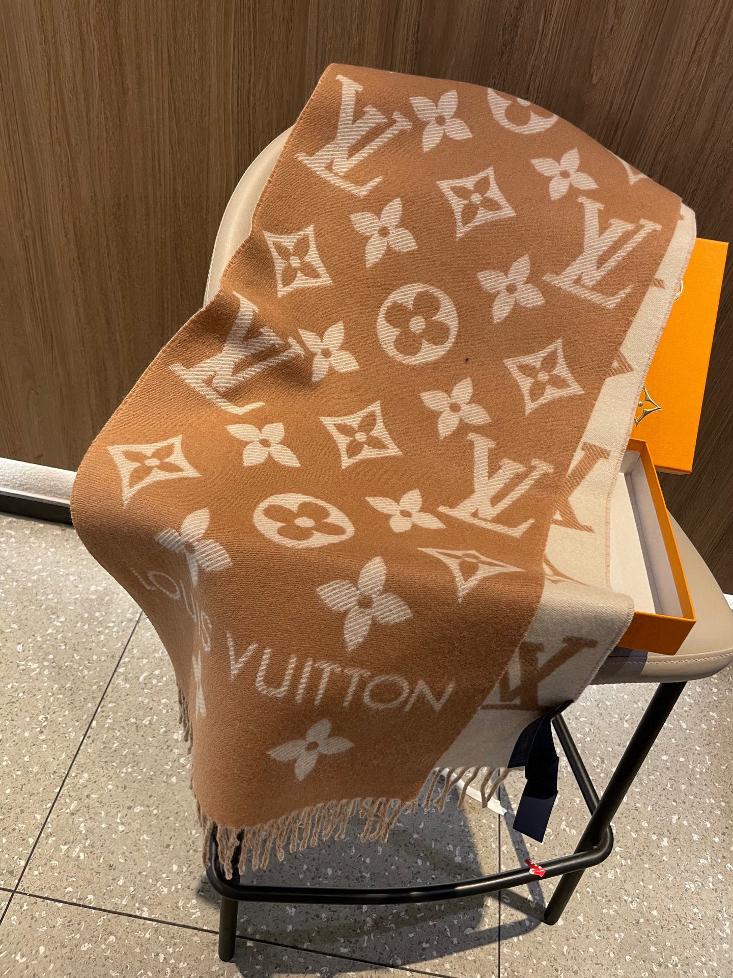 终于出货啦，今年热度最高的嫩粉拼白围巾本款LVEssential围巾聚焦大元素，以Monogram图案和