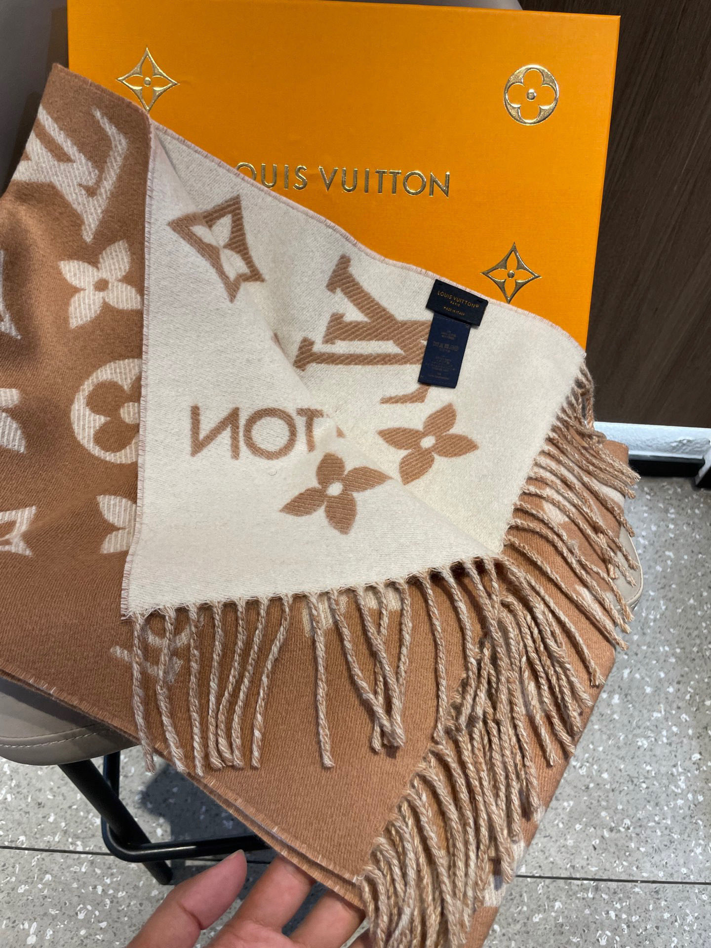 终于出货啦，今年热度最高的嫩粉拼白围巾本款LVEssential围巾聚焦大元素，以Monogram图案和