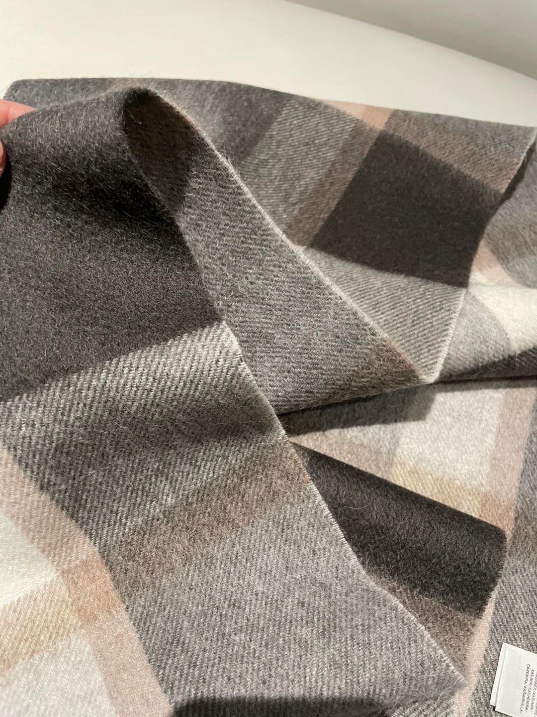 巴宝莉BURBERRY字母专柜款❗️ 顶级出口尾单刺绣👍货不多，下手一定要快，真心美的让人非常非常心动 