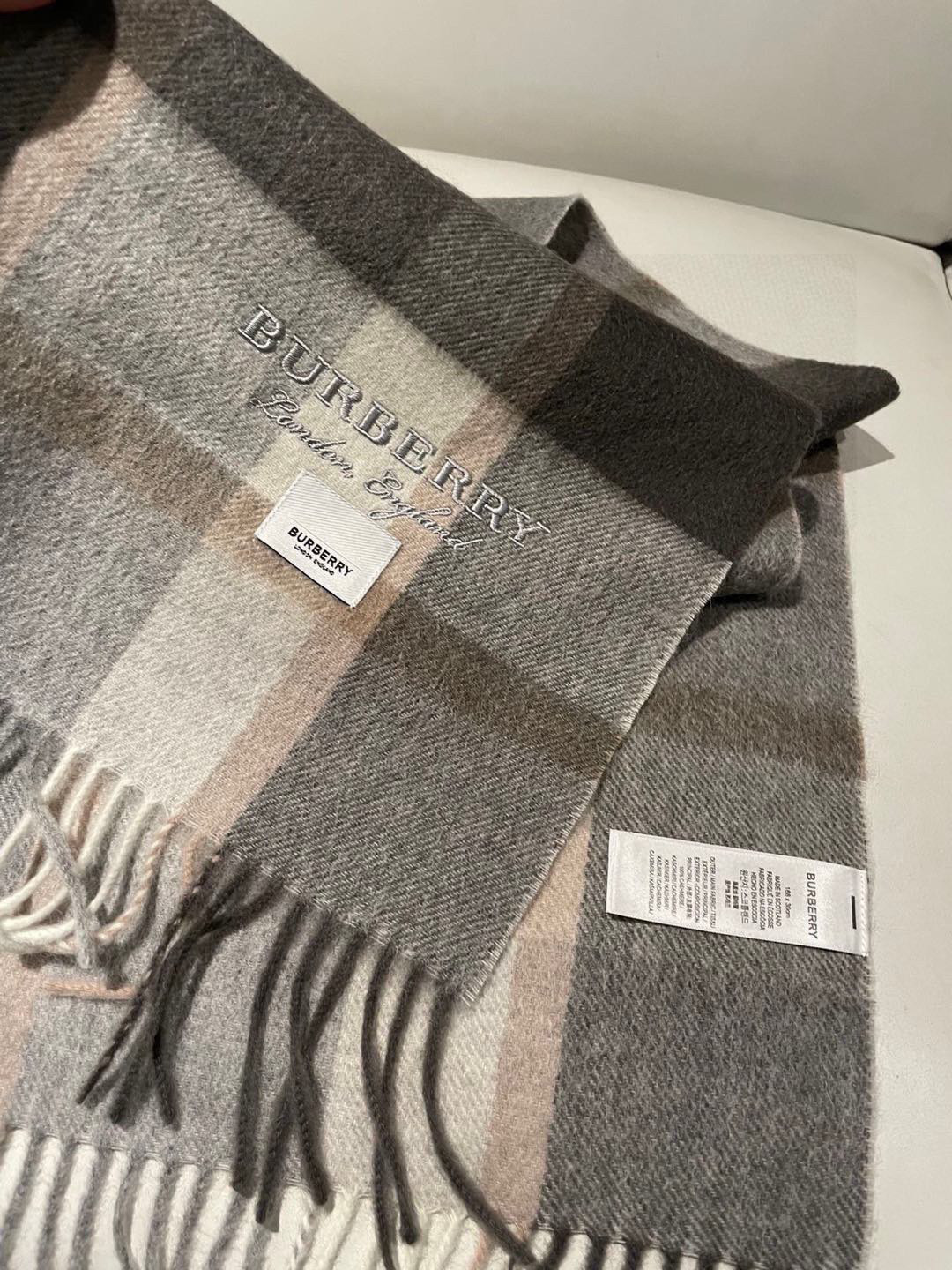 巴宝莉BURBERRY字母专柜款❗️ 顶级出口尾单刺绣👍货不多，下手一定要快，真心美的让人非常非常心动 